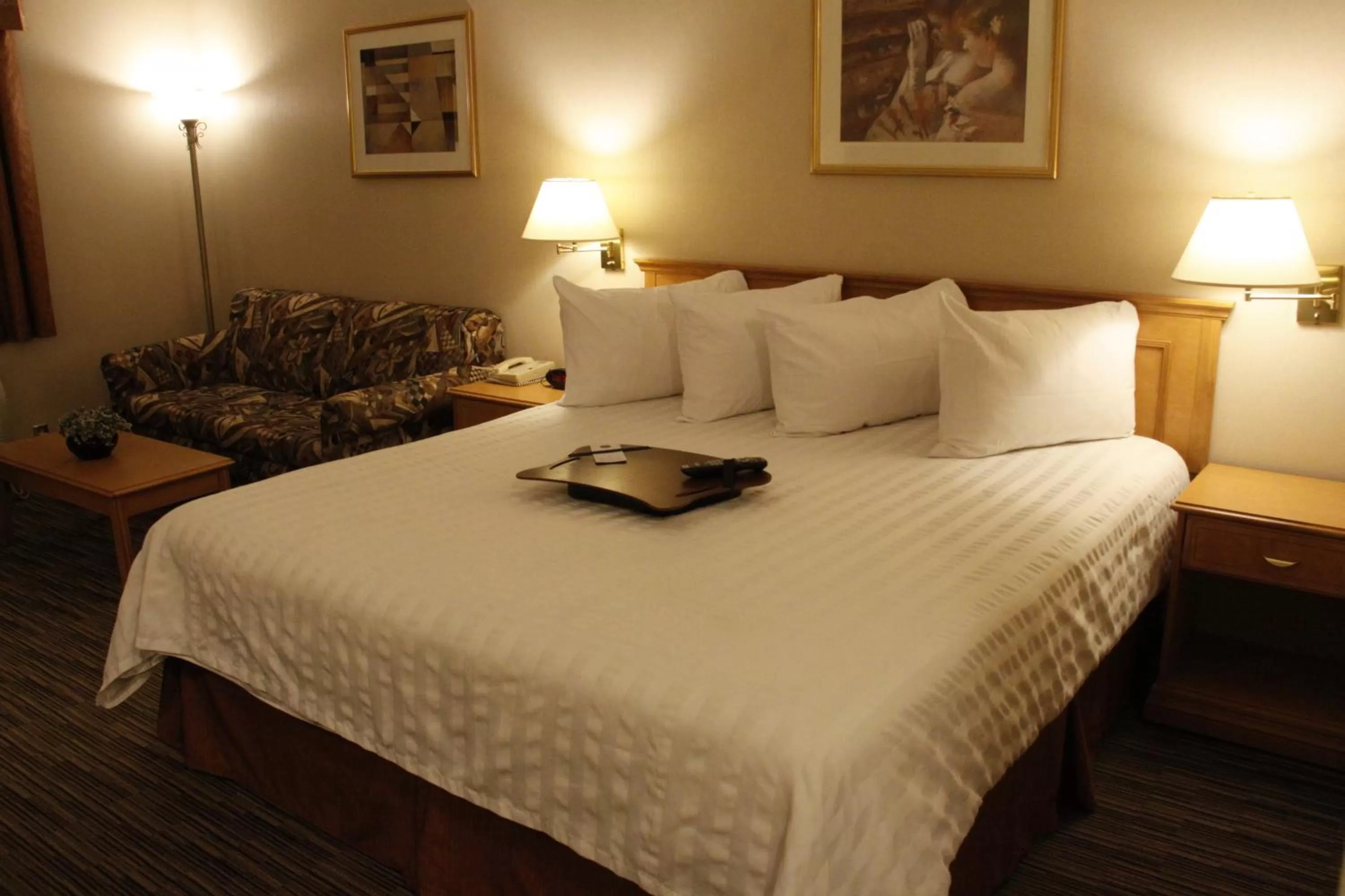 Bed in Humphry Inn and Suites