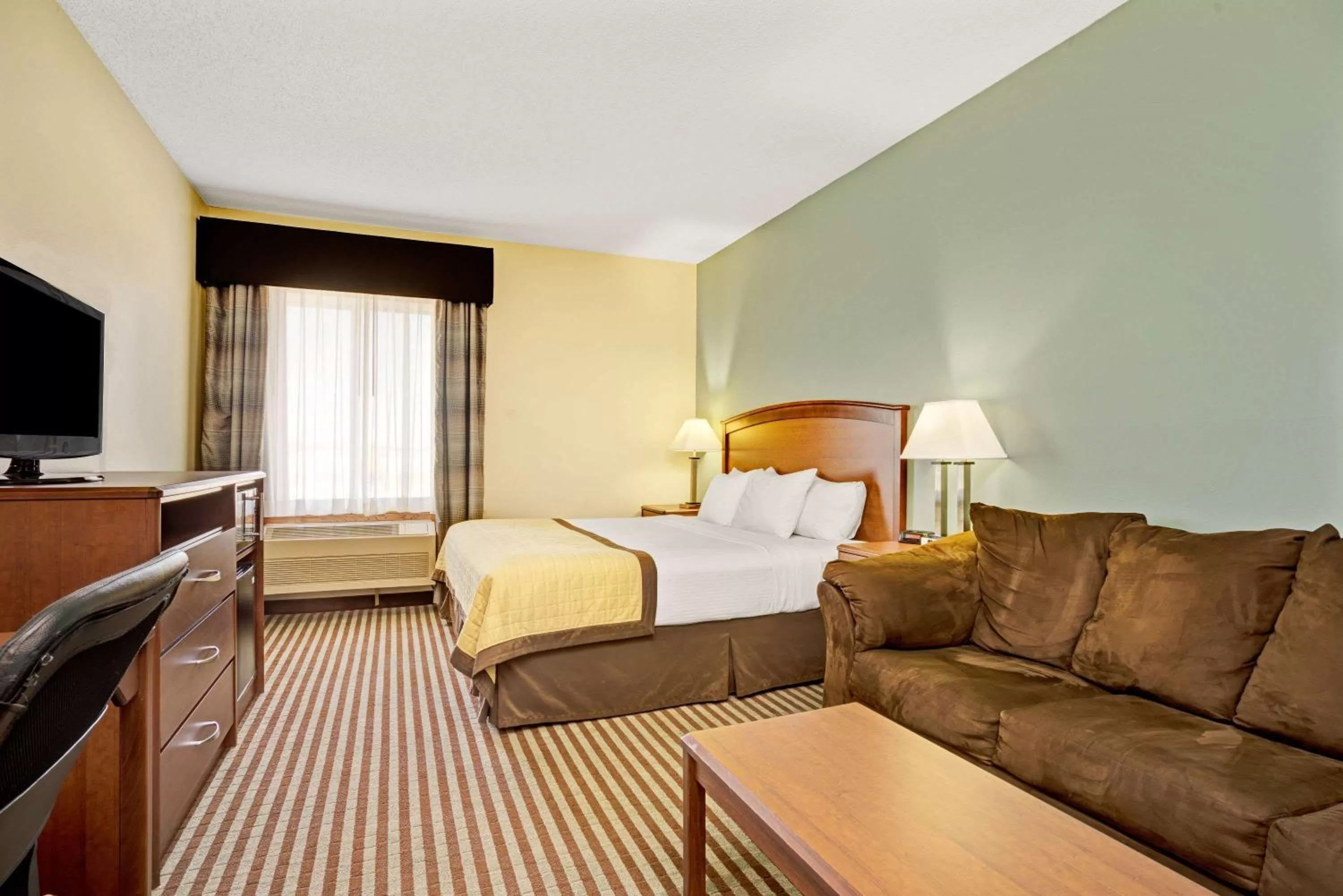 Photo of the whole room, Bed in Baymont by Wyndham Wahpeton