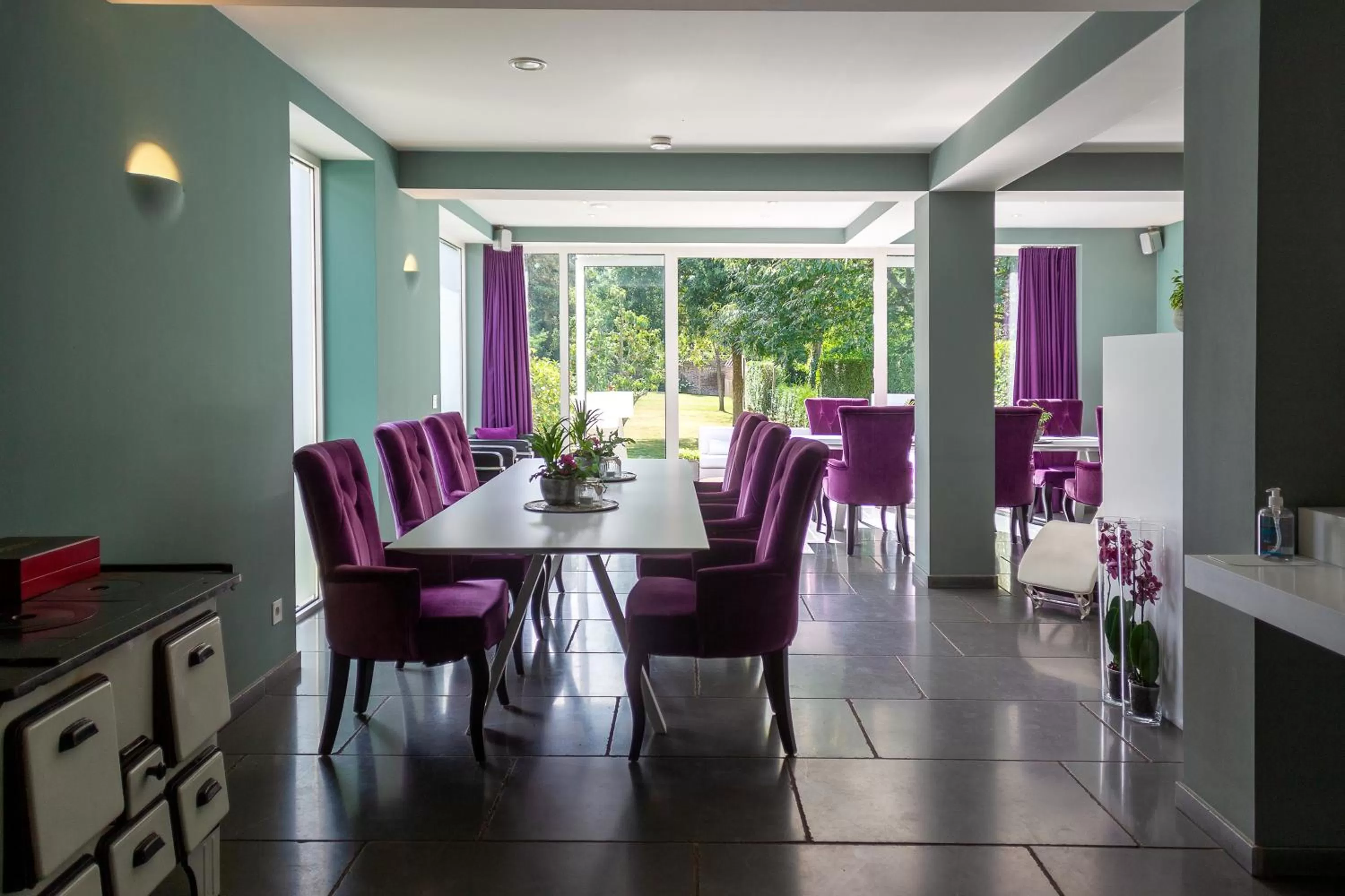 Communal lounge/ TV room in B&B Saint-Georges -Located in the city centre of Bruges-