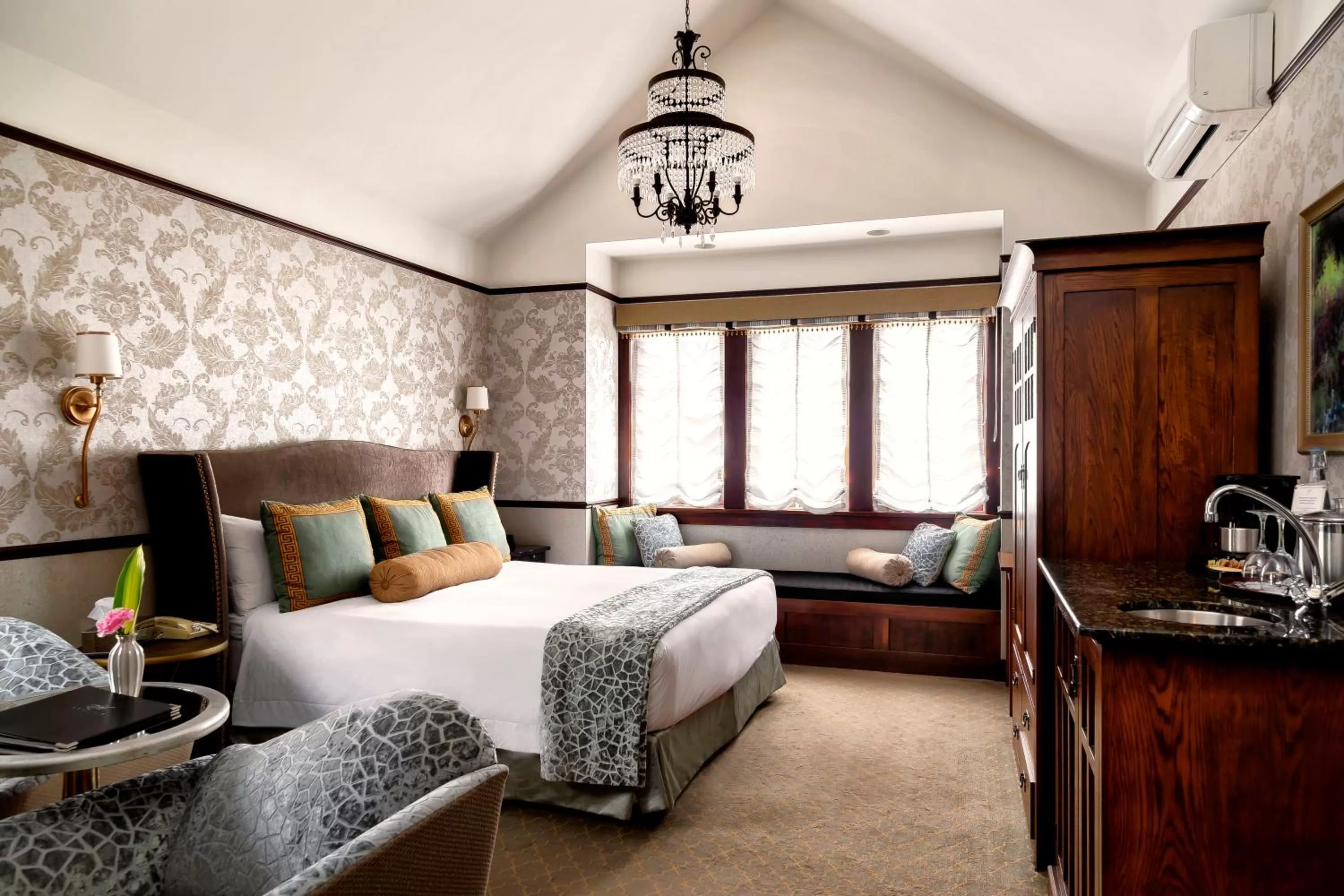 Photo of the whole room, Bed in Abigail's Hotel