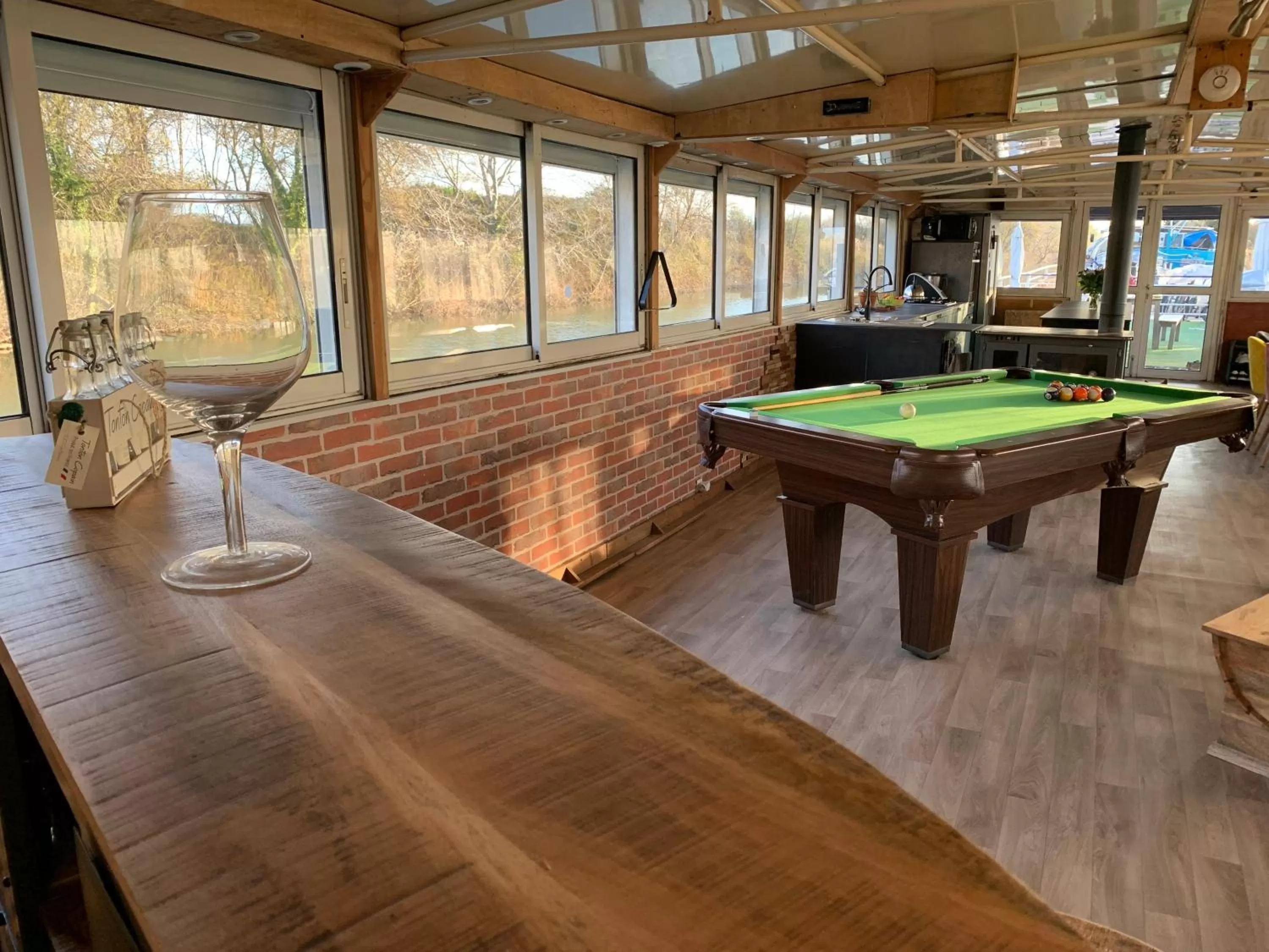 Billiard in Péniche Le Pescalune - Chambre d'hôtes