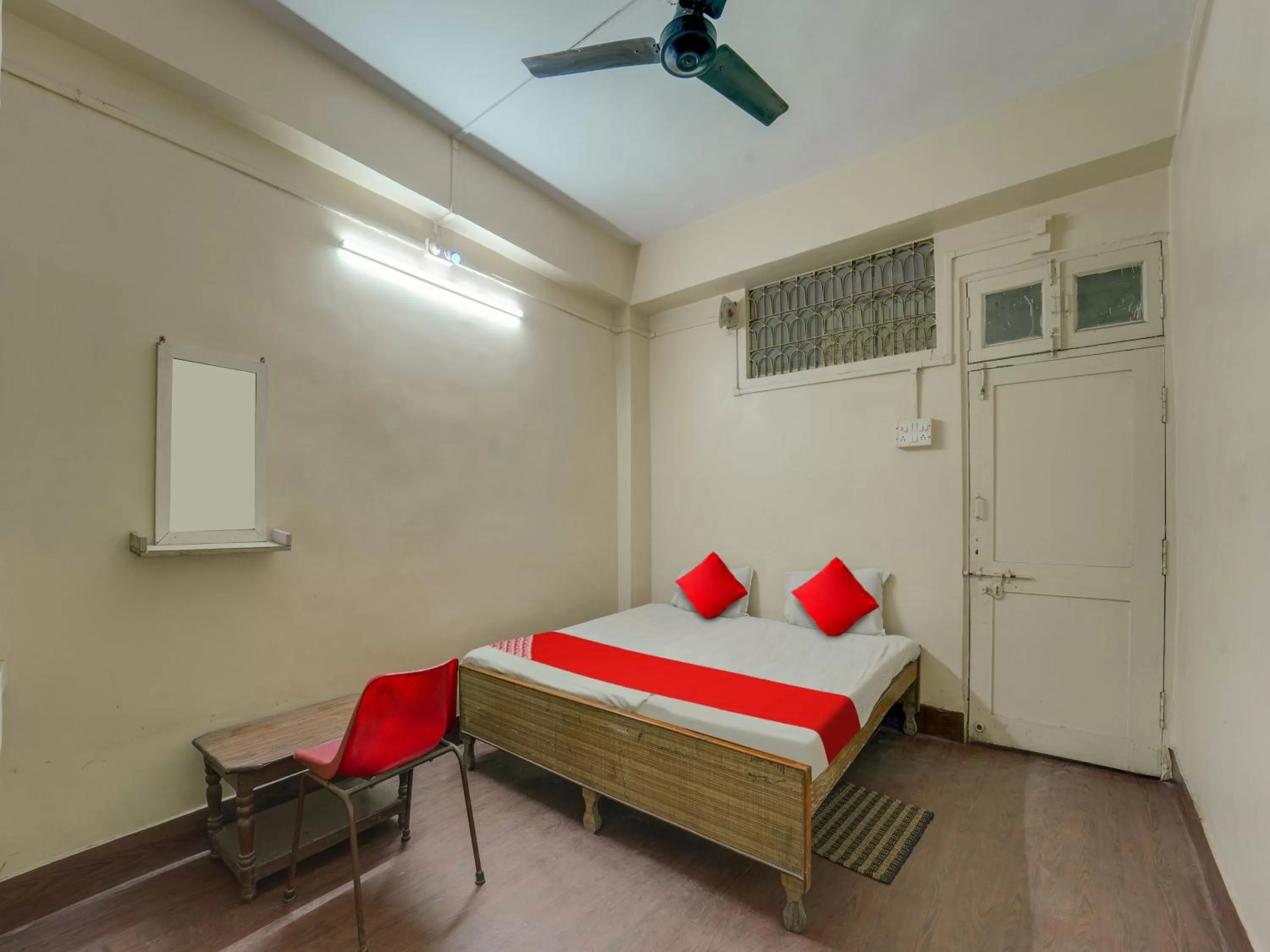 Bedroom in OYO Flagship Hotel Ashish Inn