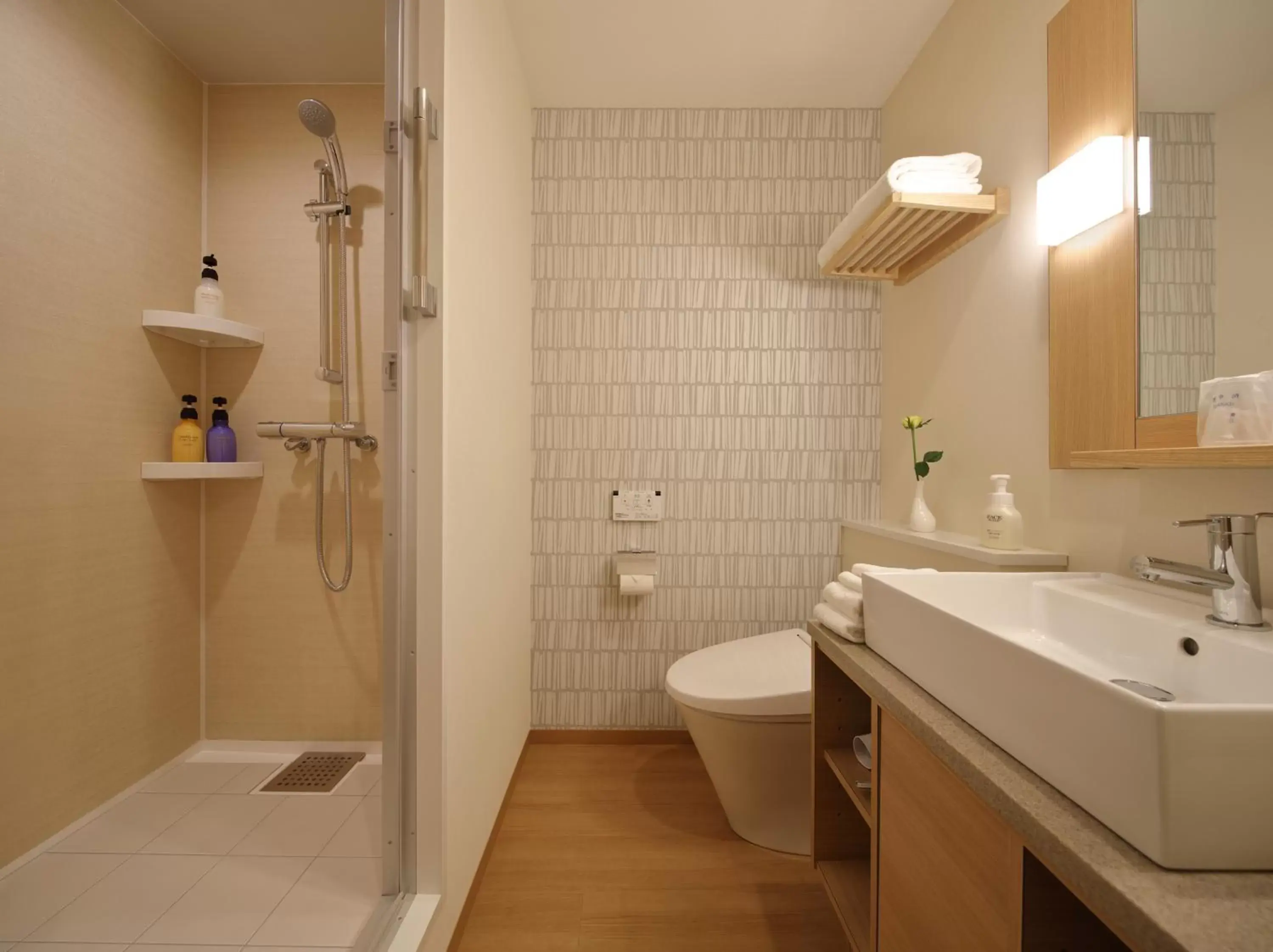 Standard Twin Room with Shower in Red Roof Inn & Suites Osaka Namba Nipponbashi Standard Twin Room with Shower in Red Roof Inn & Suites Osaka Namba Nipponbashi