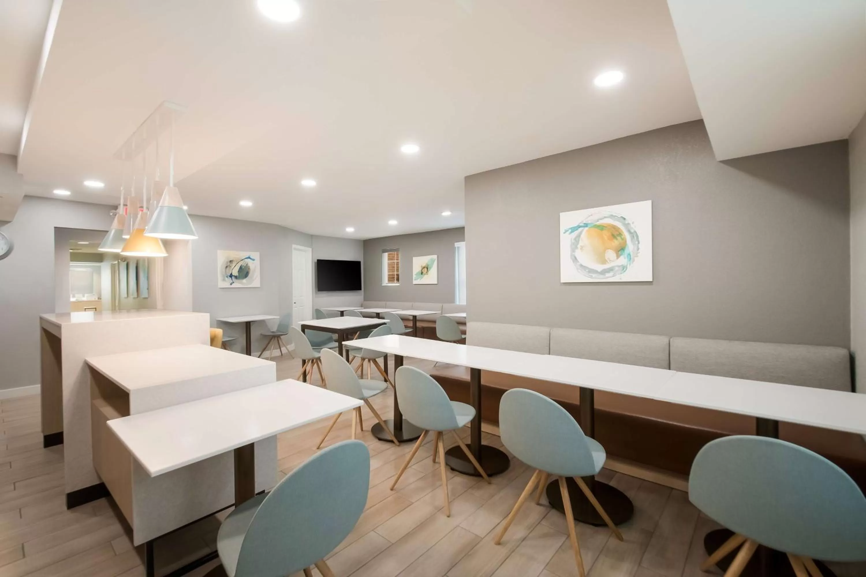 Lobby or reception in Sonesta Simply Suites Falls Church