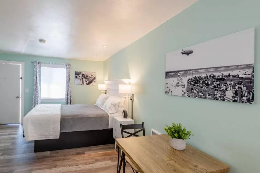 Queen Studio with Jetted Tub in Beachside Inn