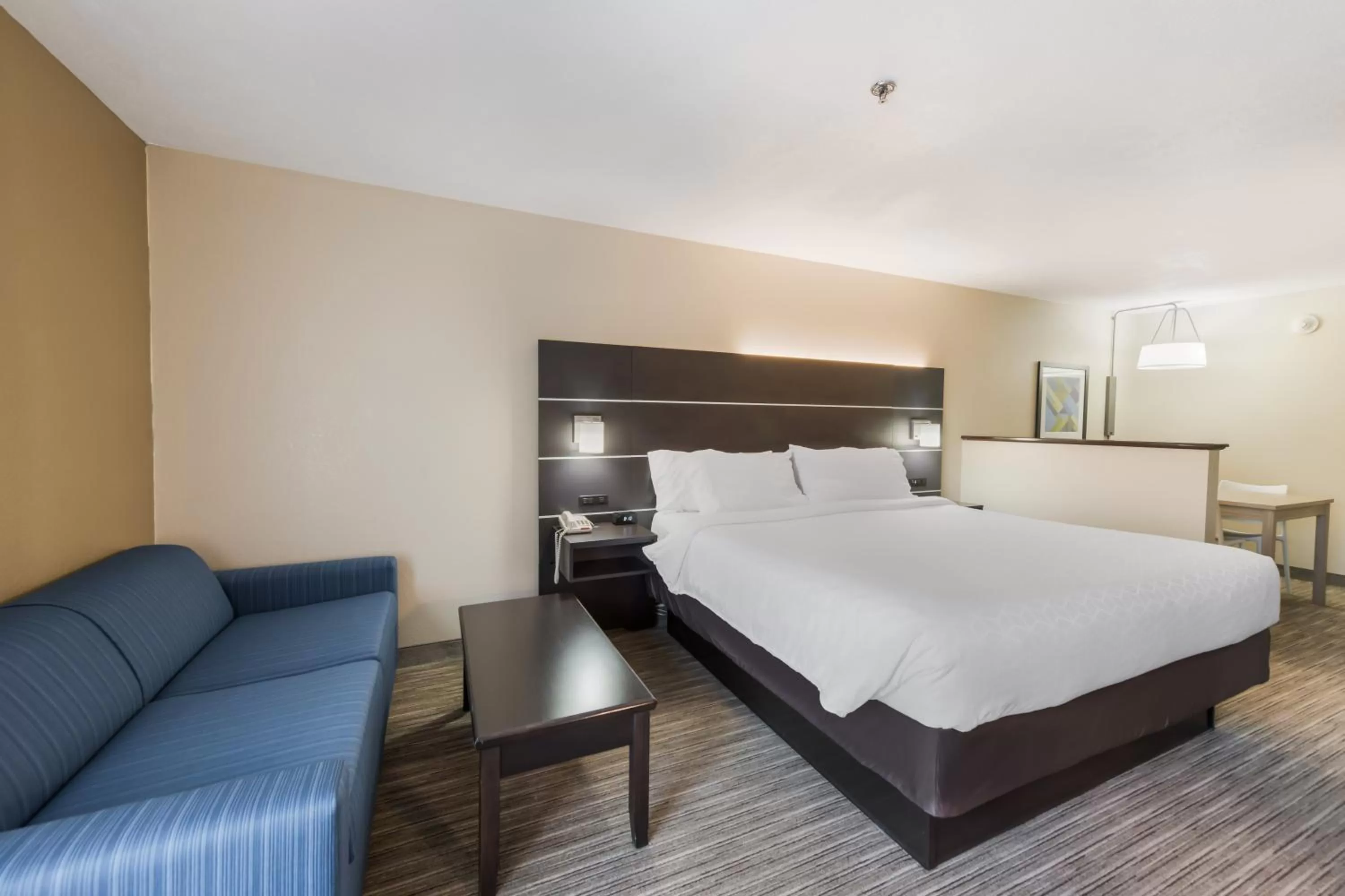 Photo of the whole room, Bed in Holiday Inn Express London-I-70 by IHG