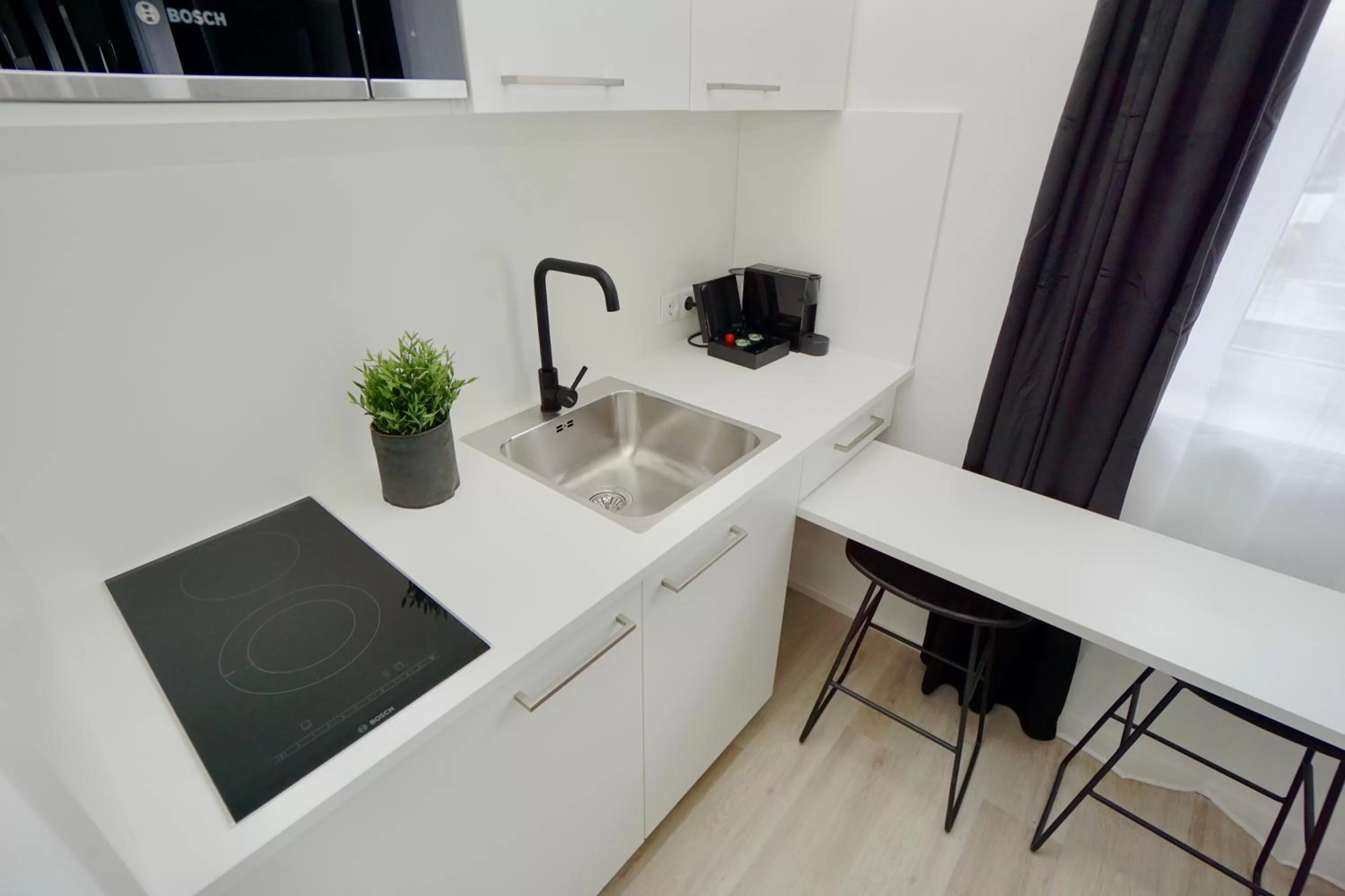 Kitchen or kitchenette, Kitchen/Kitchenette in Motel by Maier Götzis- kontaktloser Check-in