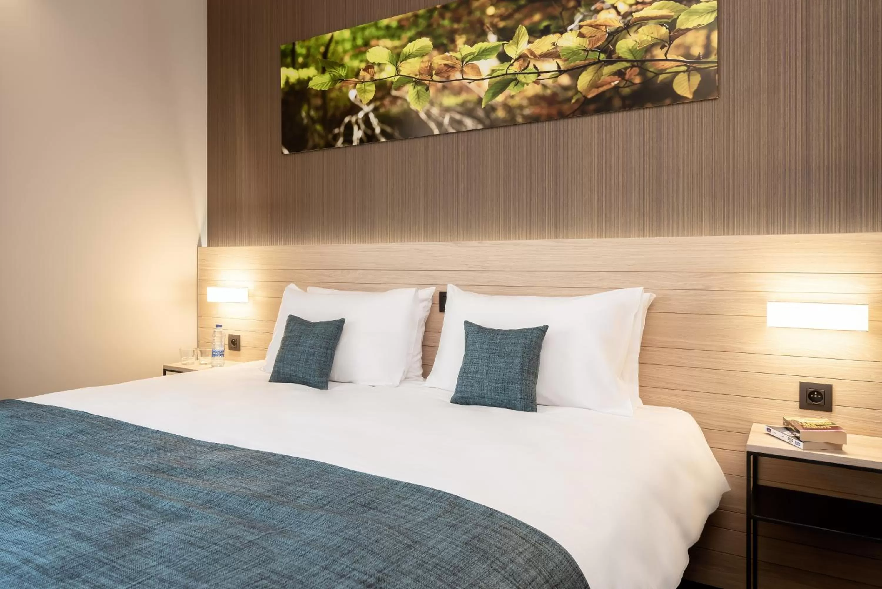 Photo of the whole room, Bed in Golden Lakes Hotel