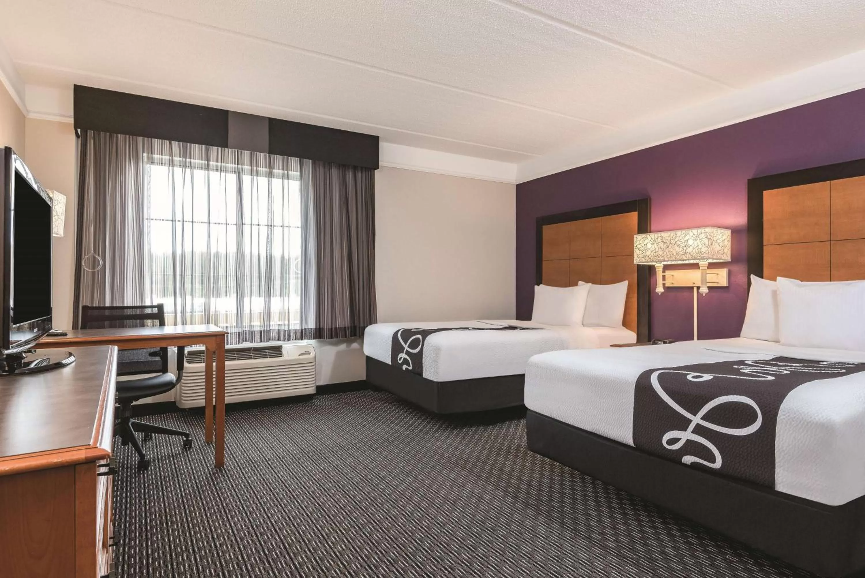 Bed in La Quinta Inn & Suites by Wyndham University Area Chapel Hill