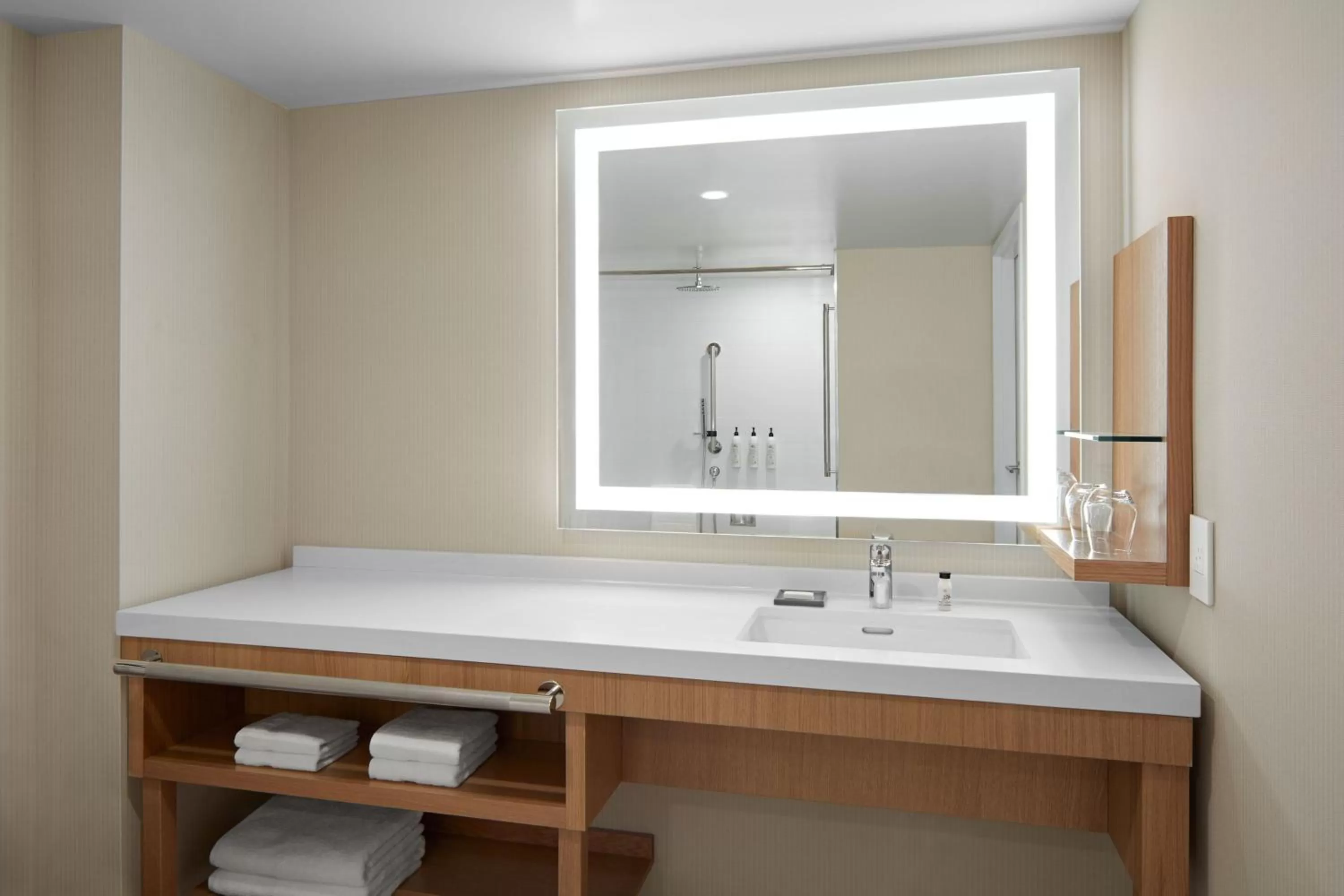 Photo of the whole room in Delta Hotels Calgary Airport In-Terminal