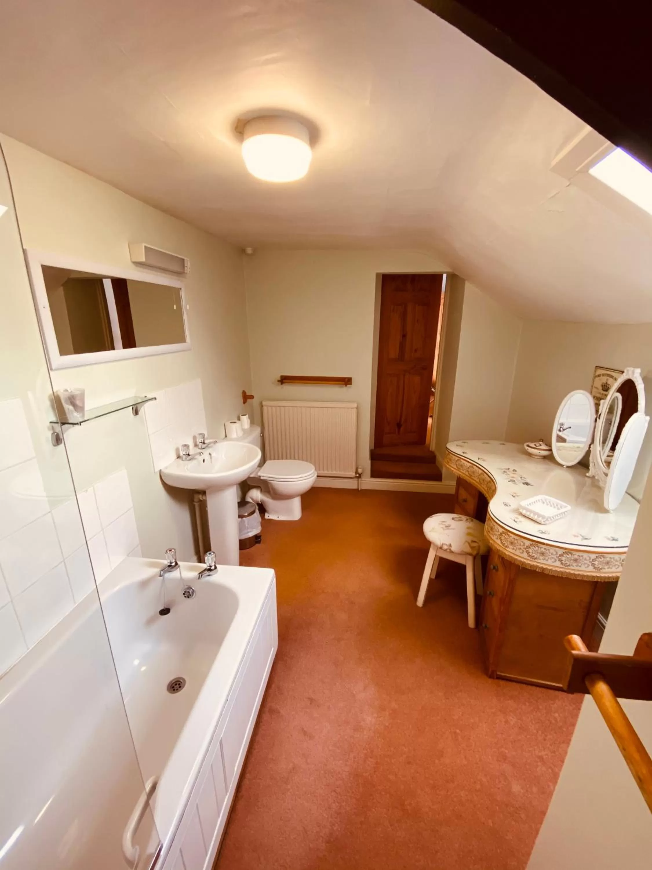 Bathroom in Kings Head Hotel