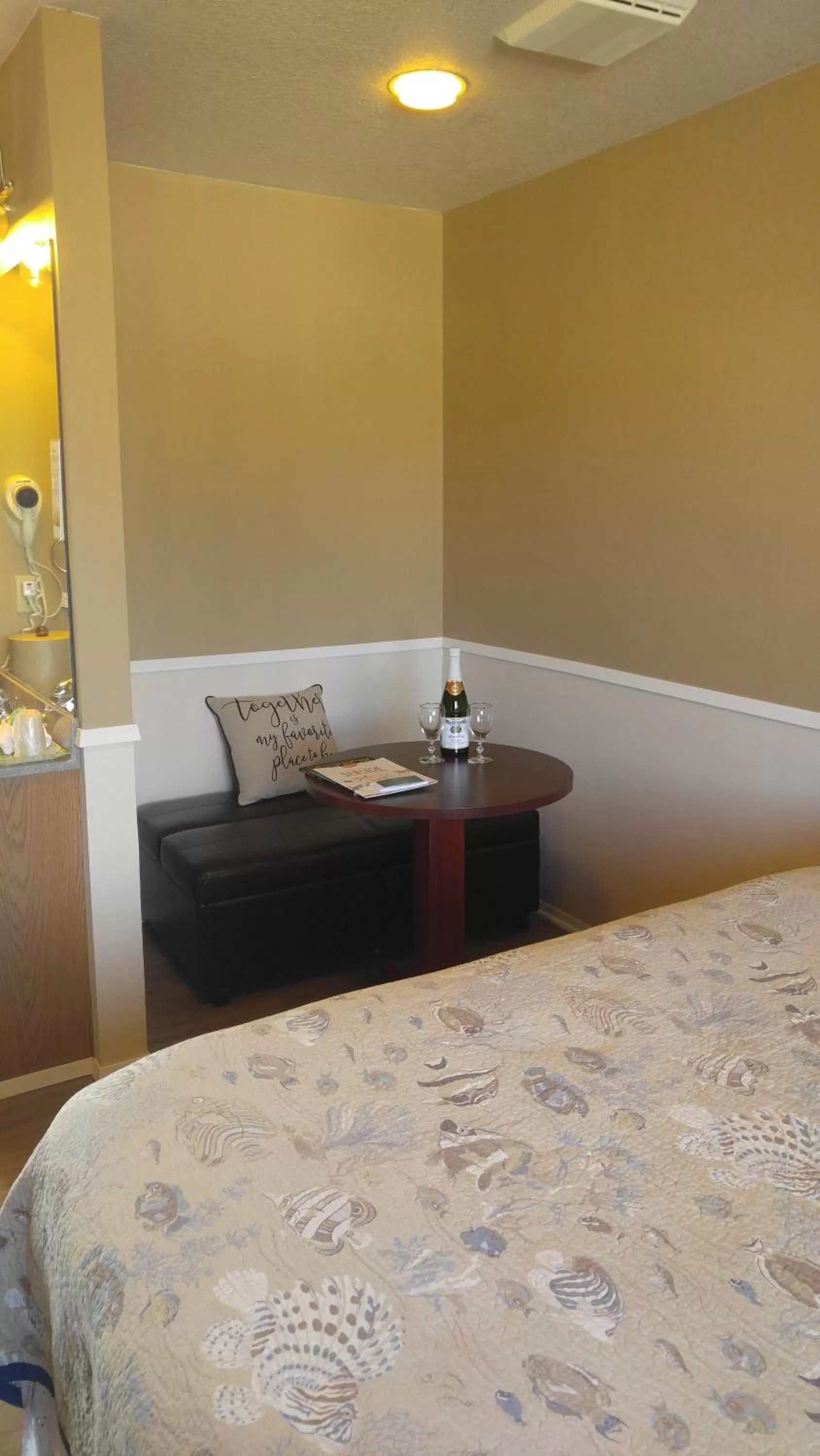 Decorative detail, Bed in Hillcrest Inn