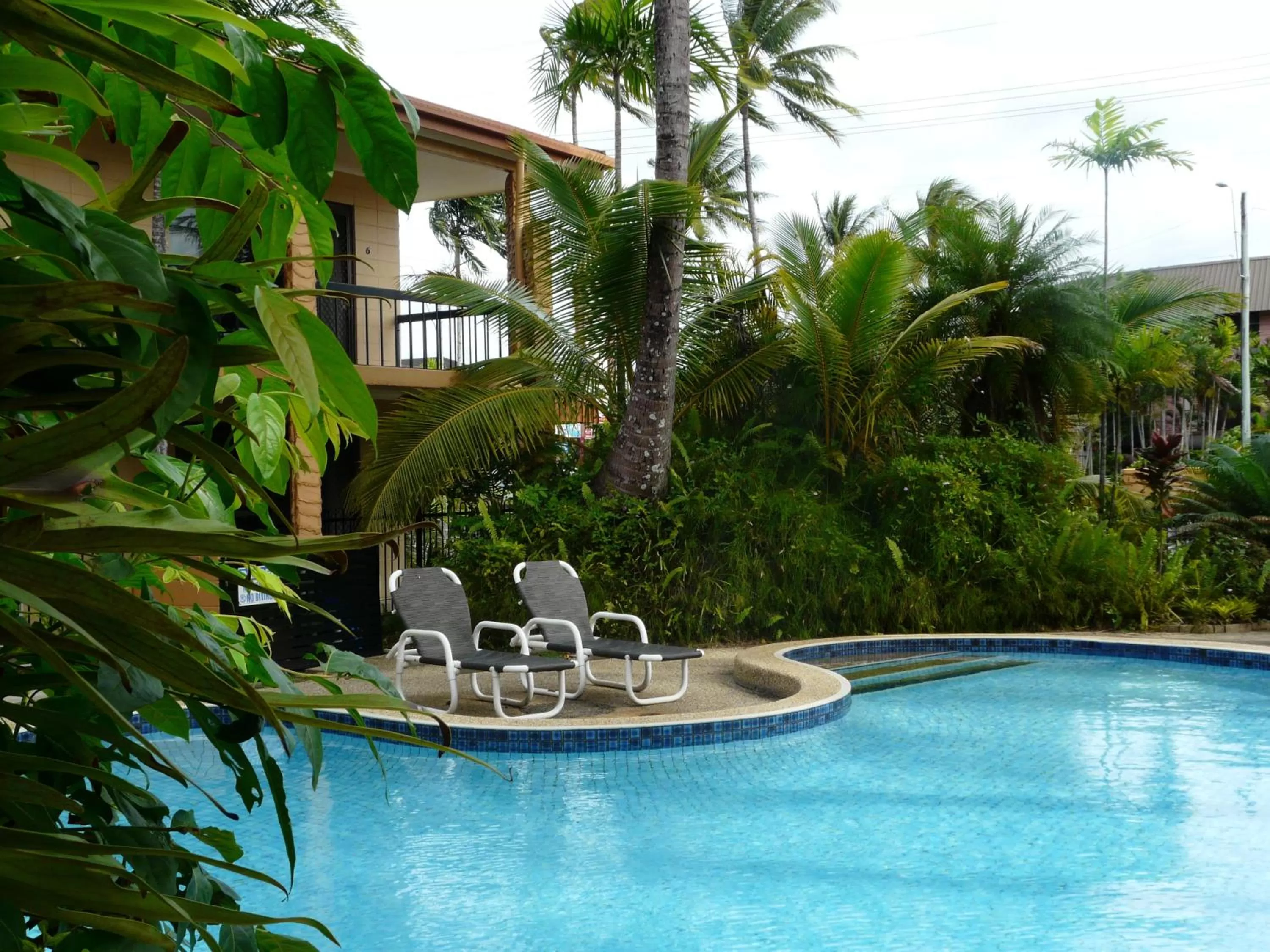 Swimming pool in Oasis Inn Apartments