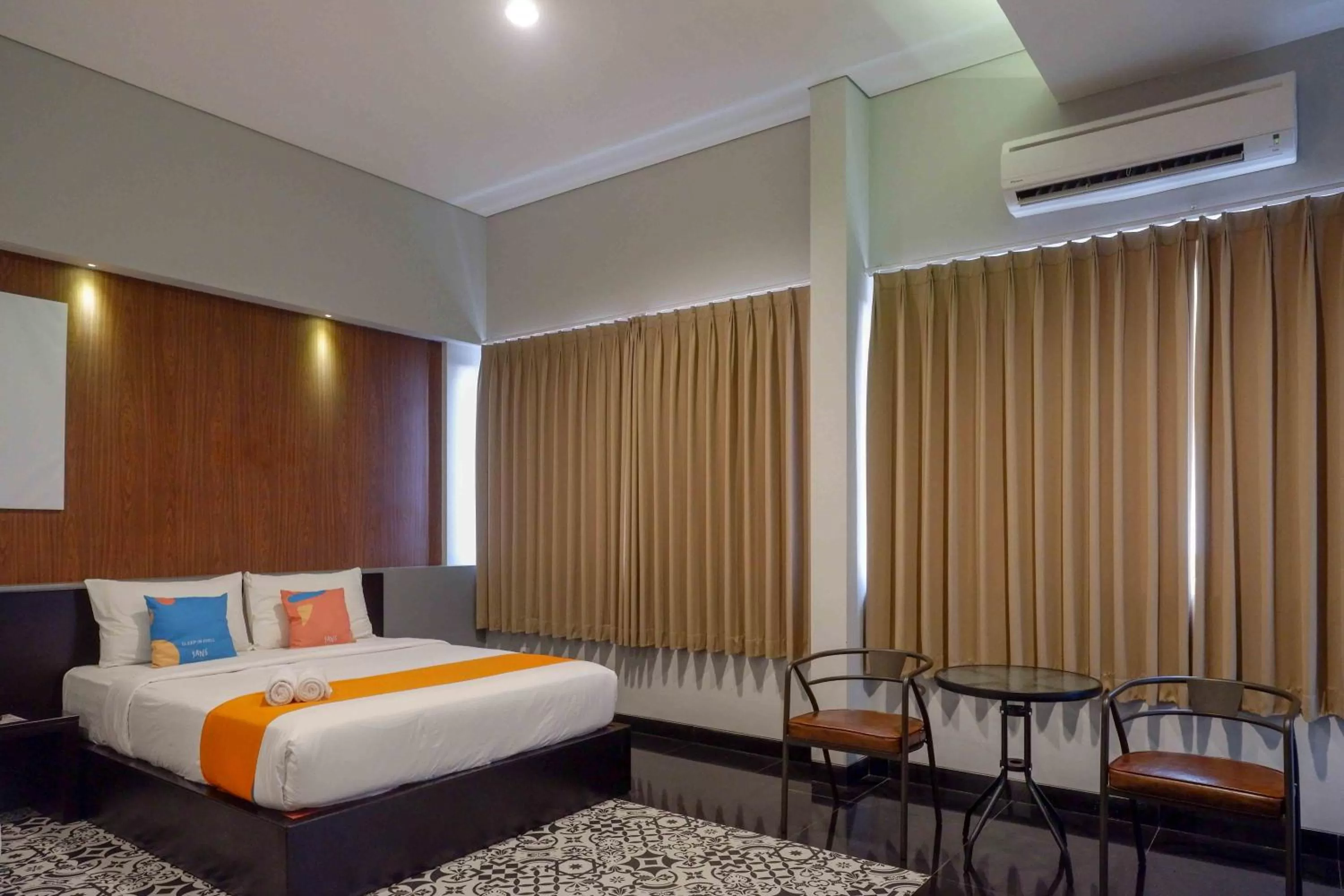 Bedroom, Bed in Sans Hotel Empress Simpang Lima
