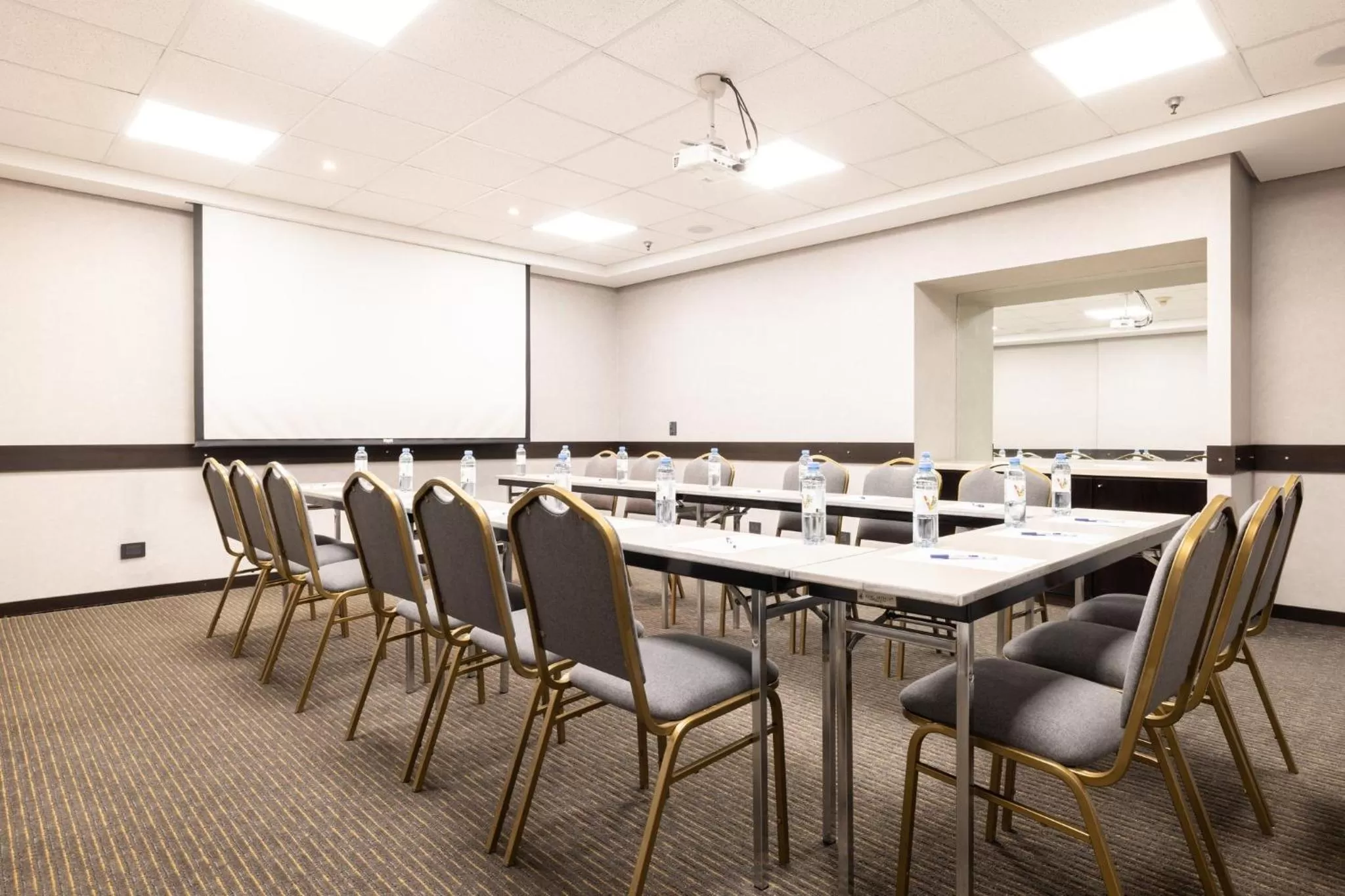 Meeting/conference room in Holiday Inn Express Puerto Madero by IHG