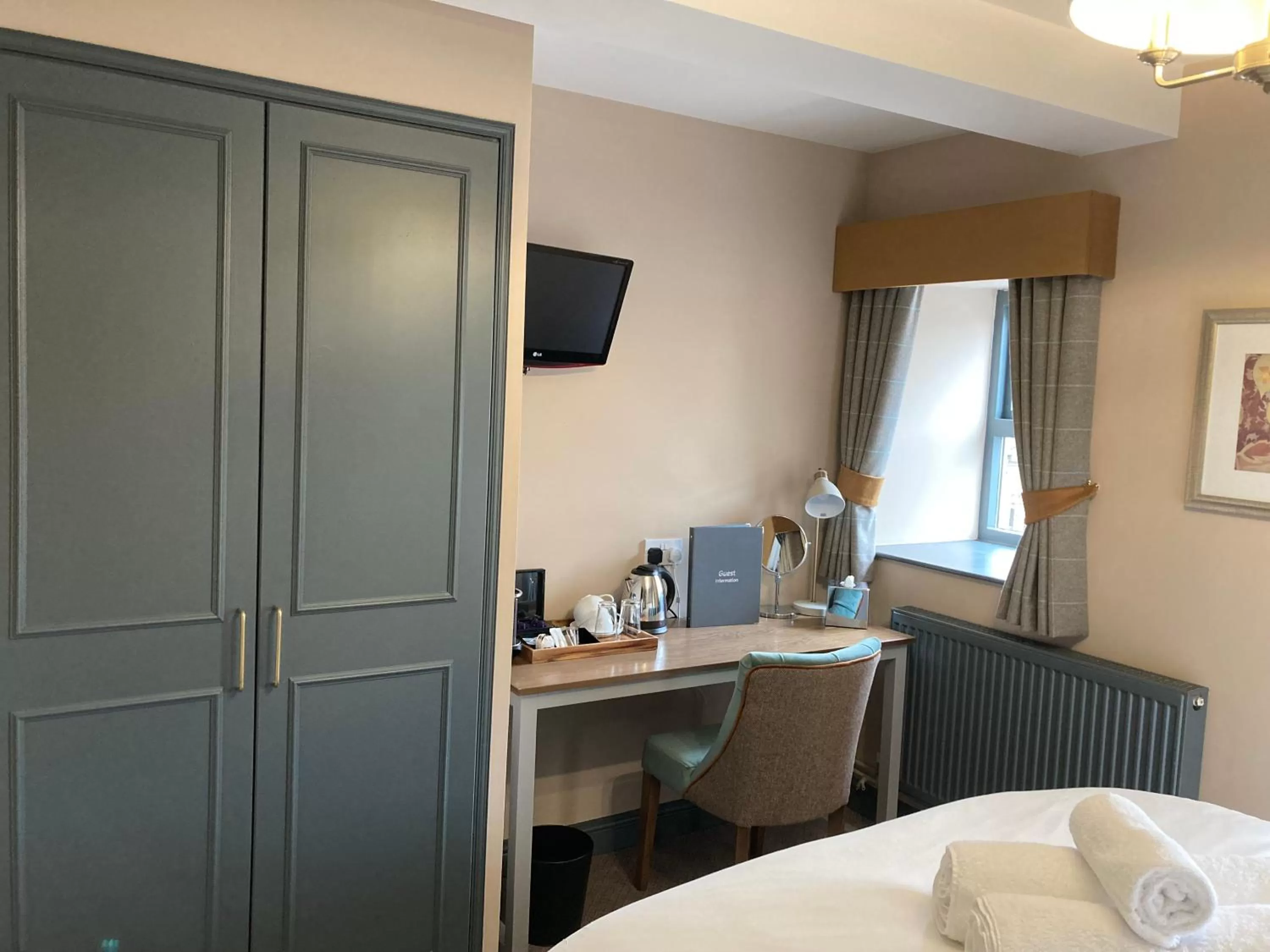 Bedroom, Bed in The Cross Scythes