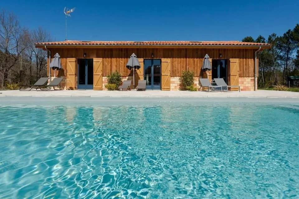 Property building, Swimming Pool in Domaine de la grange