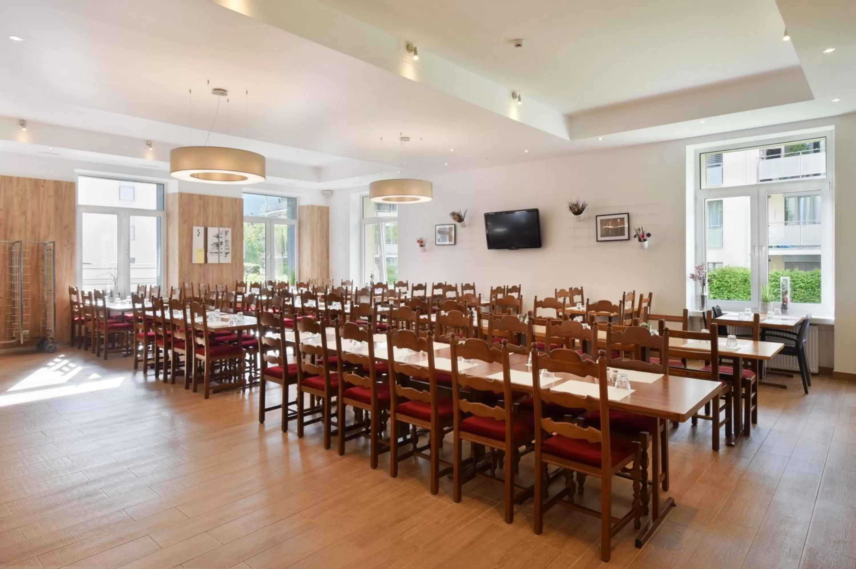 Restaurant/places to eat in Hotel Central