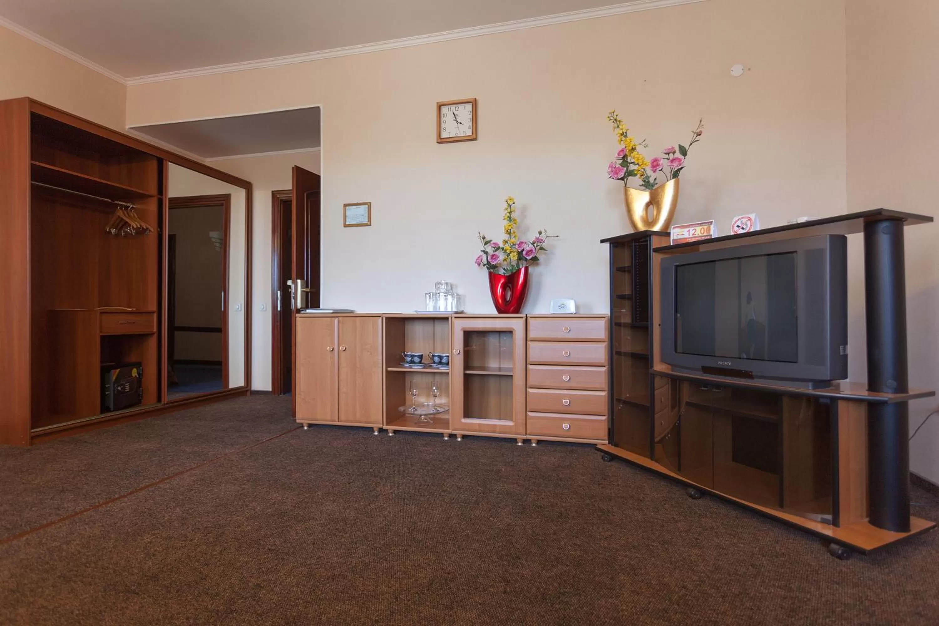 Living room, TV/Entertainment Center in Rahat Hotel