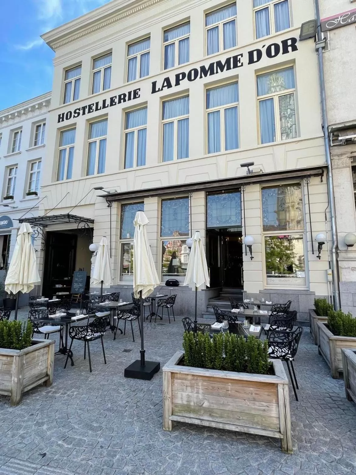 Property Building in Hotel La Pomme d'Or