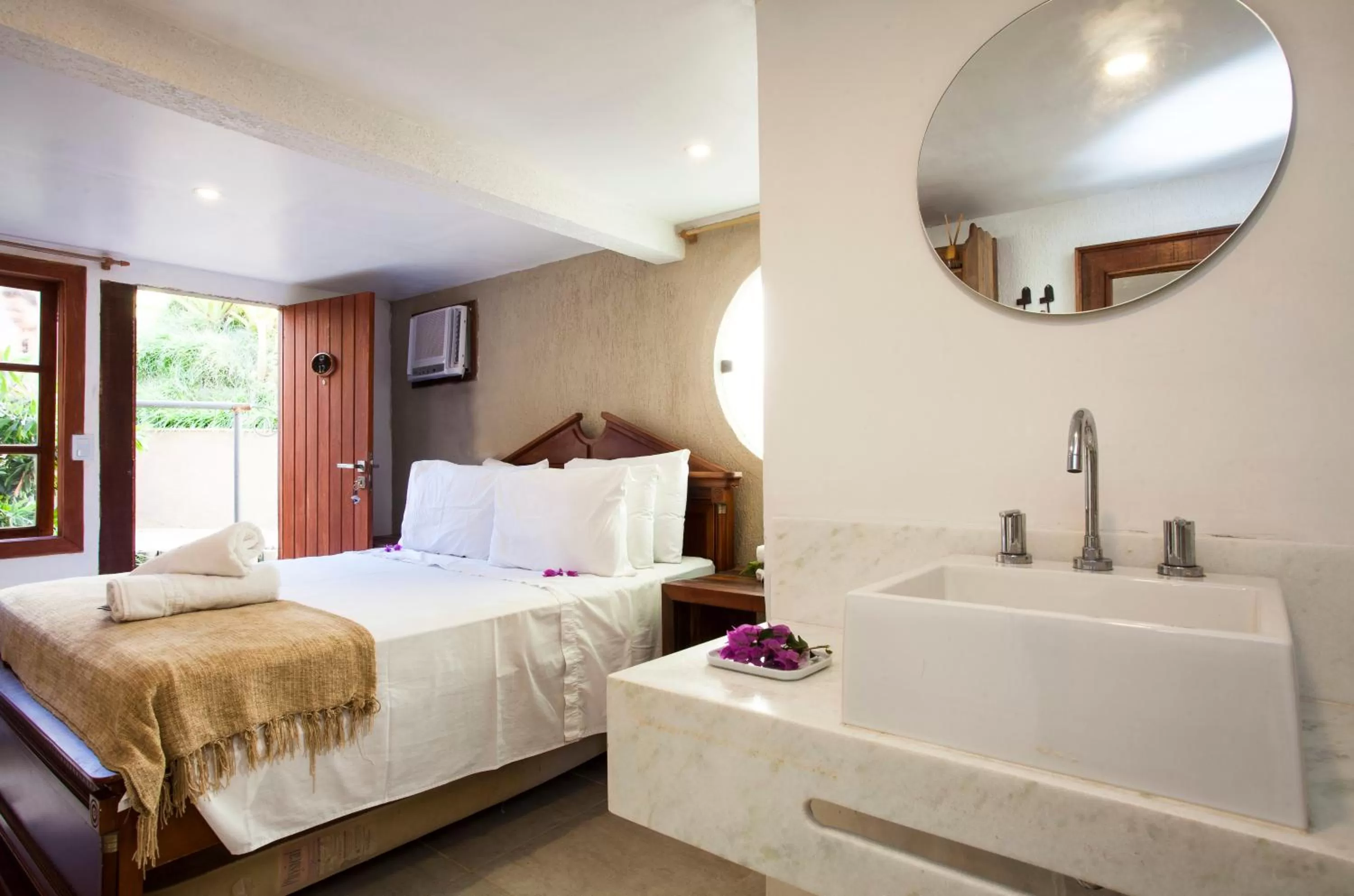 Bathroom, Bed in Pousada Praia João Fernandes