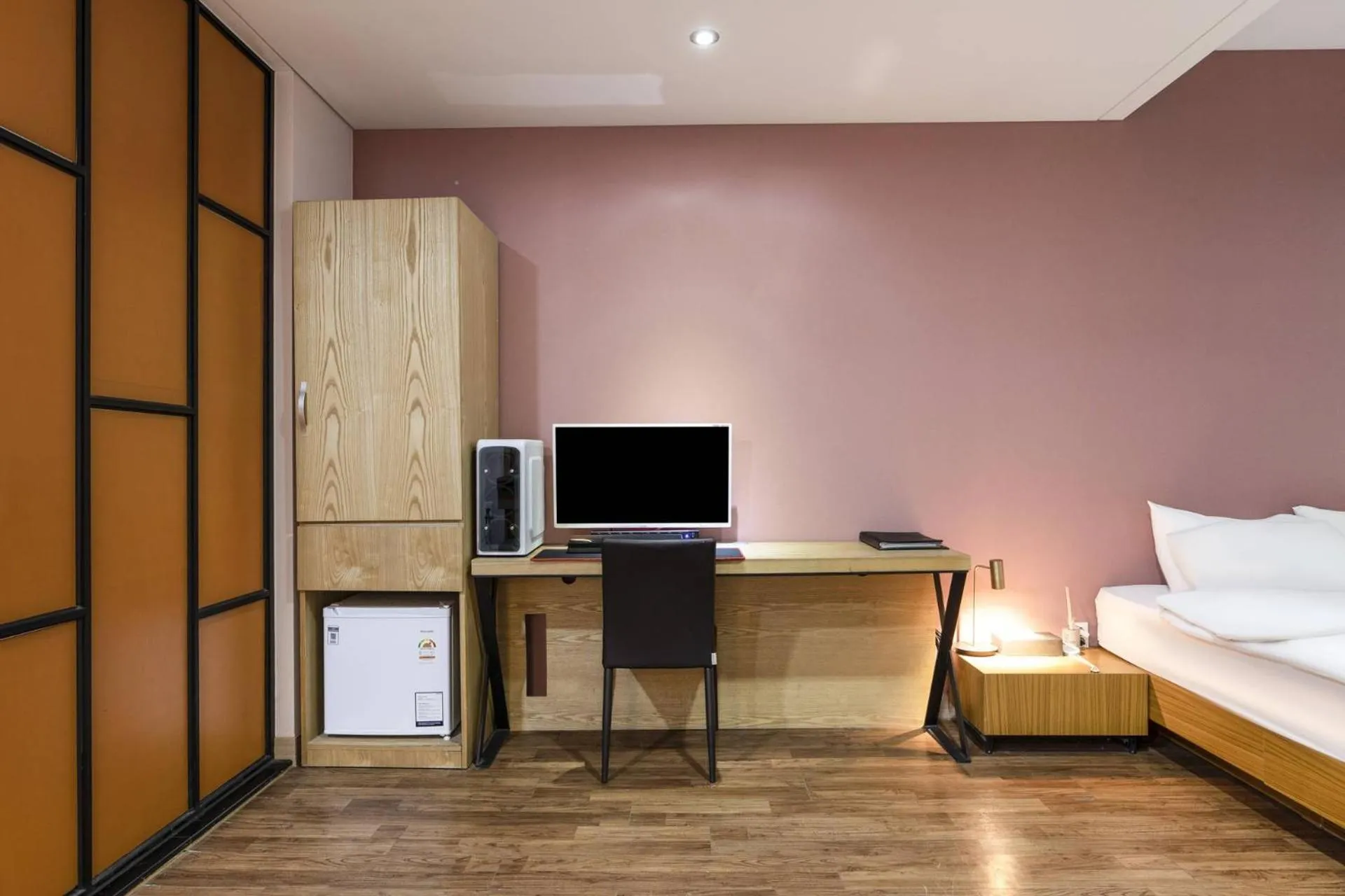 TV/Entertainment Center in Central Plaza Hotel