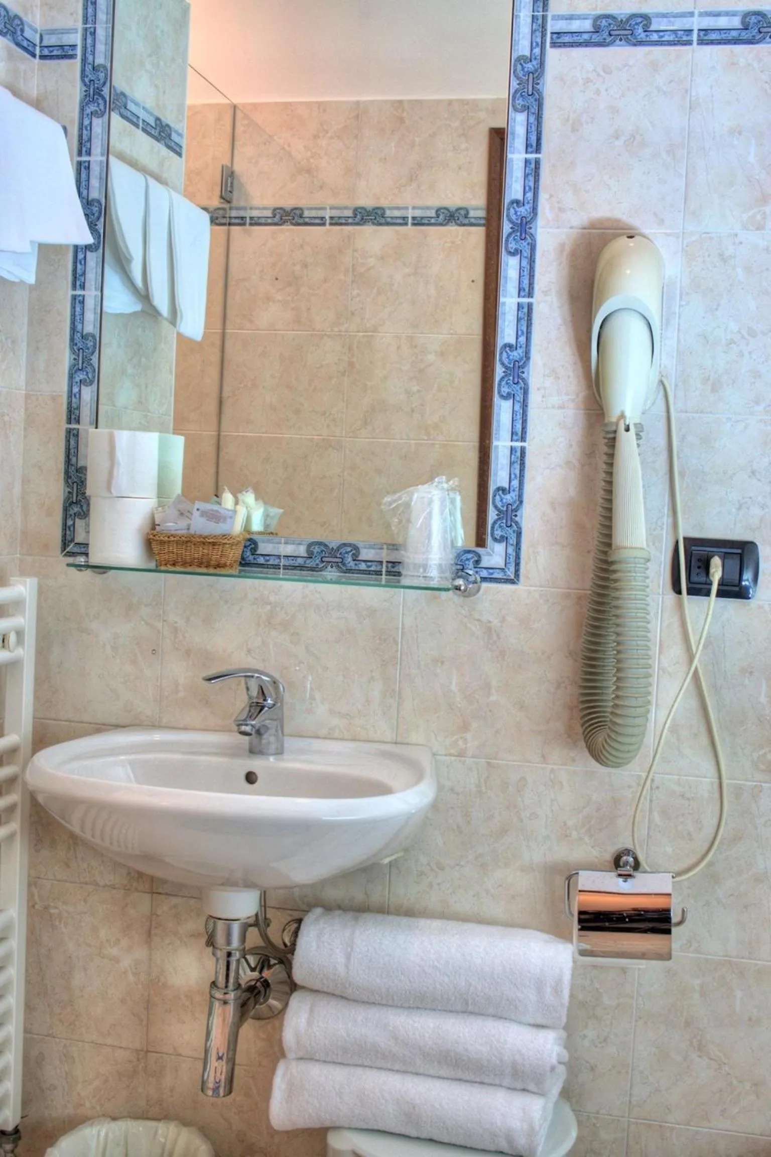 Bathroom in Hotel Torcolo "Residenze del Cuore"