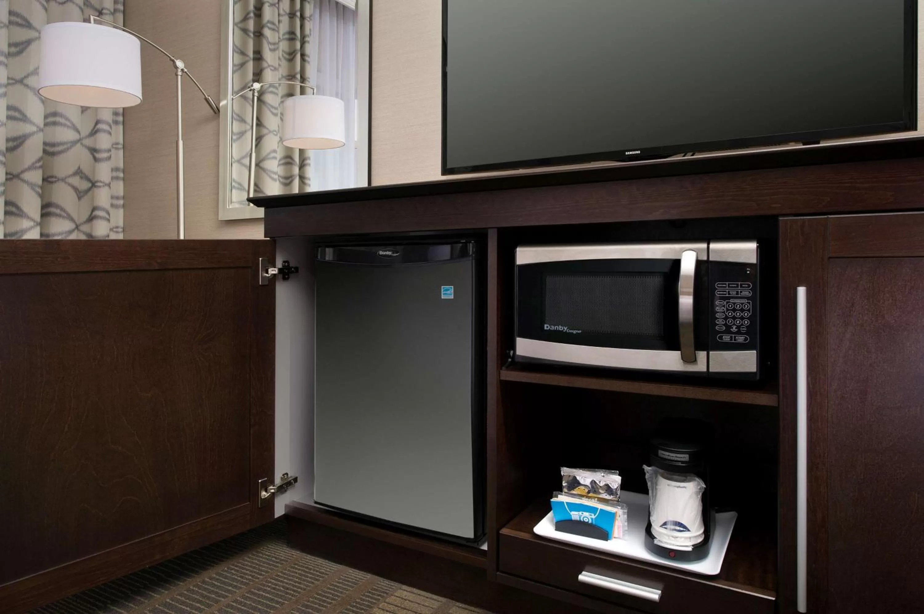 Kitchen or kitchenette in Hampton Inn & Suites Falls Church