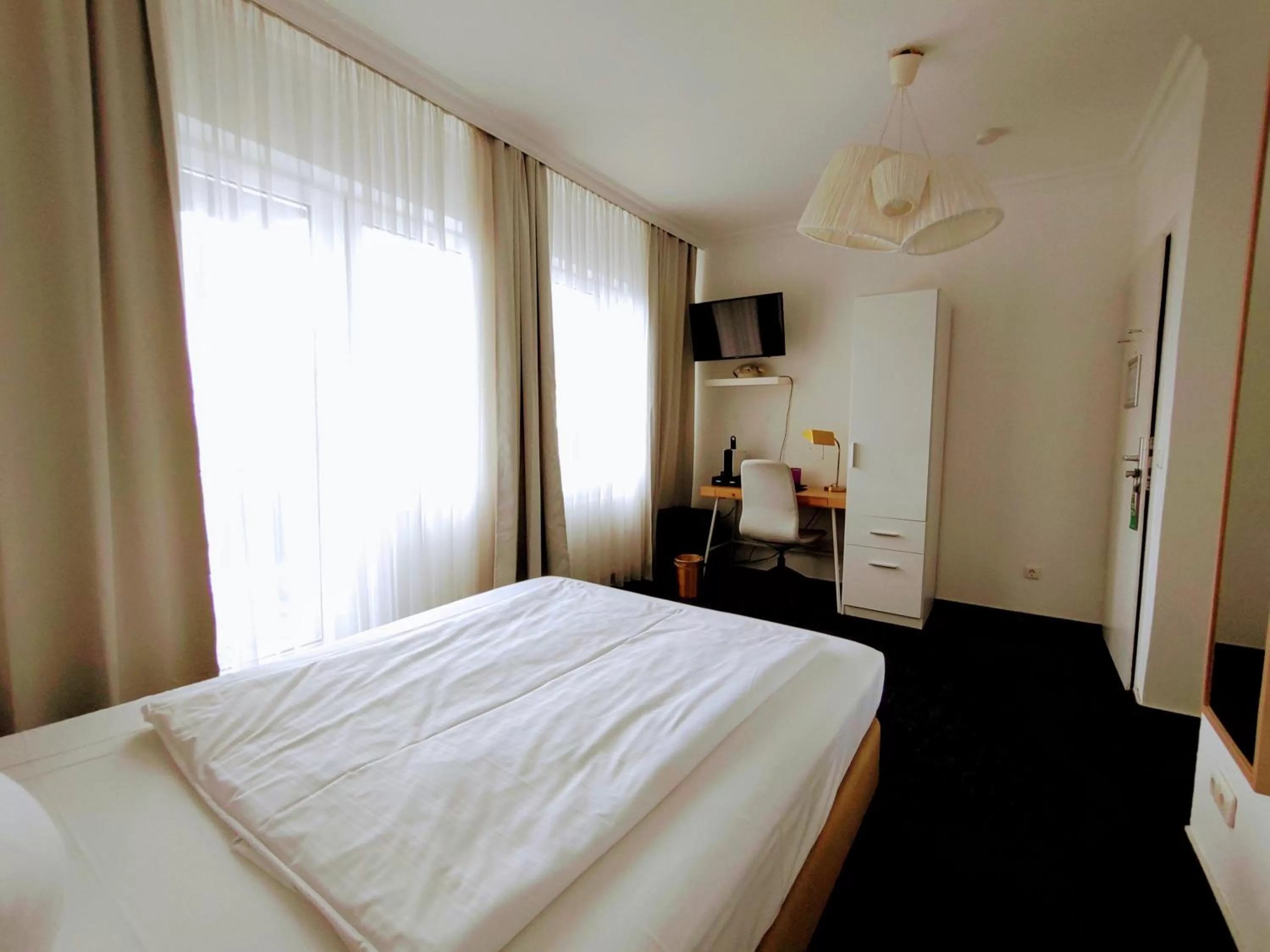 Photo of the whole room, Bed in Les Nations