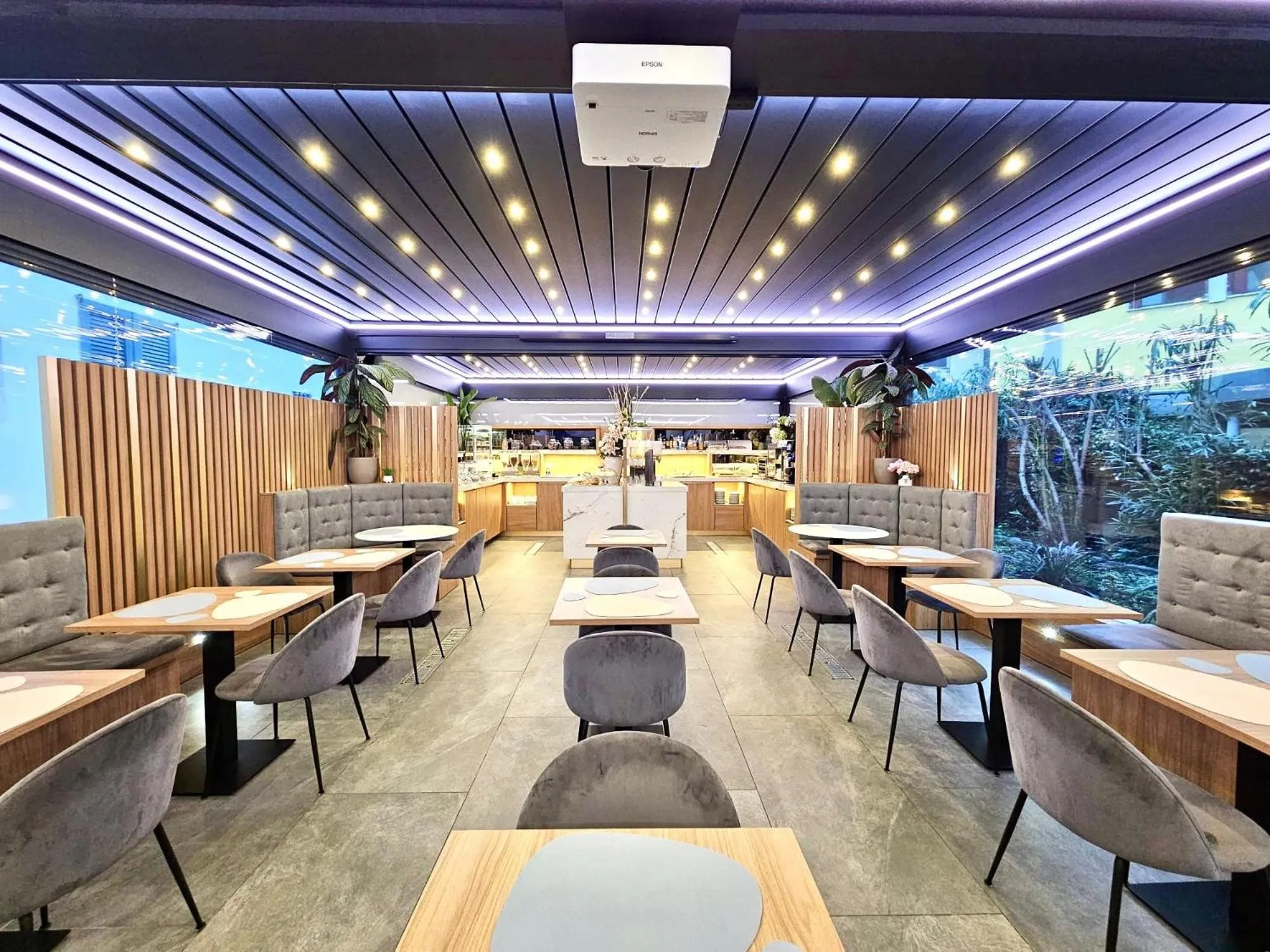 Restaurant/places to eat in Canova Hotel