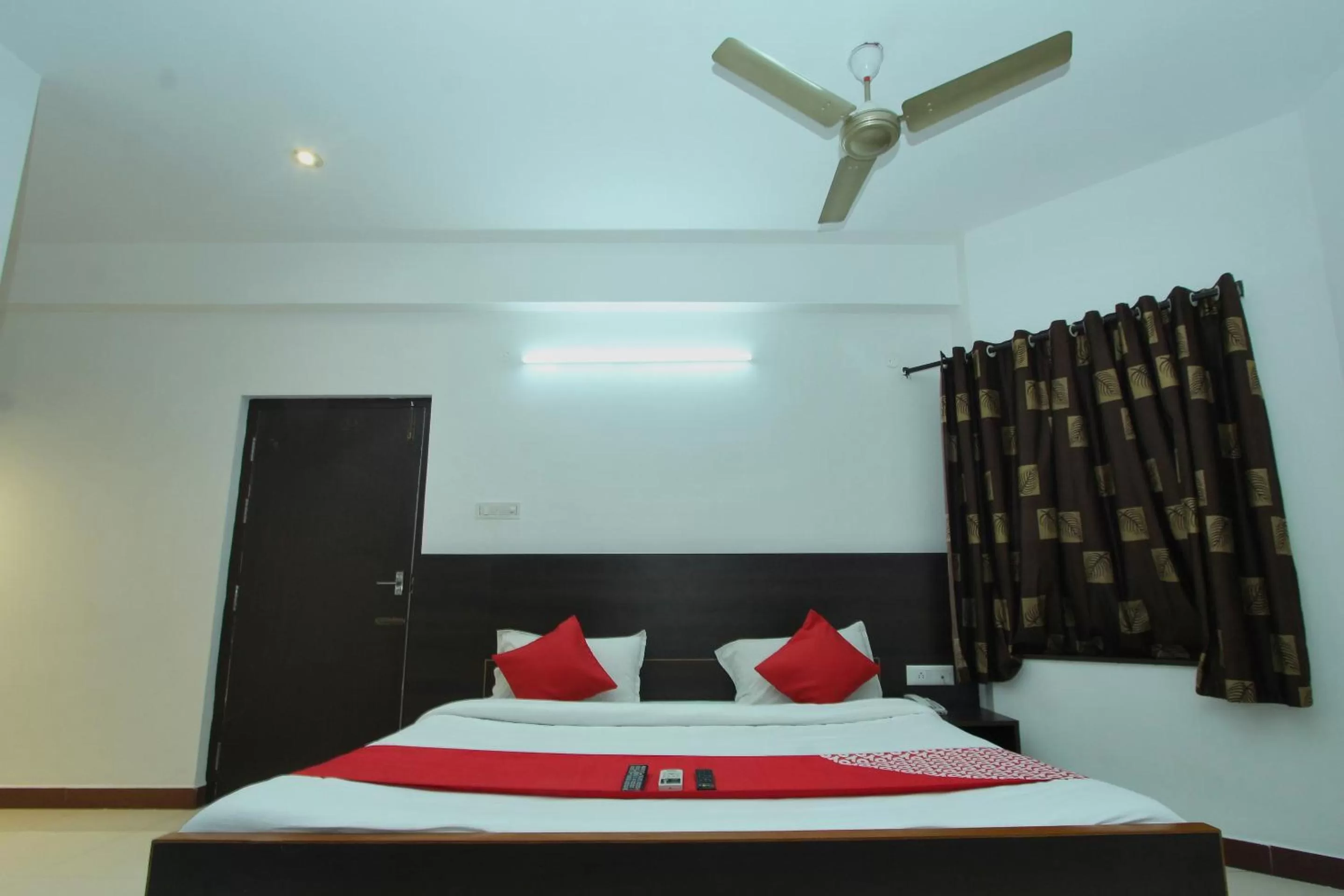 Bed in Lake View Hotel