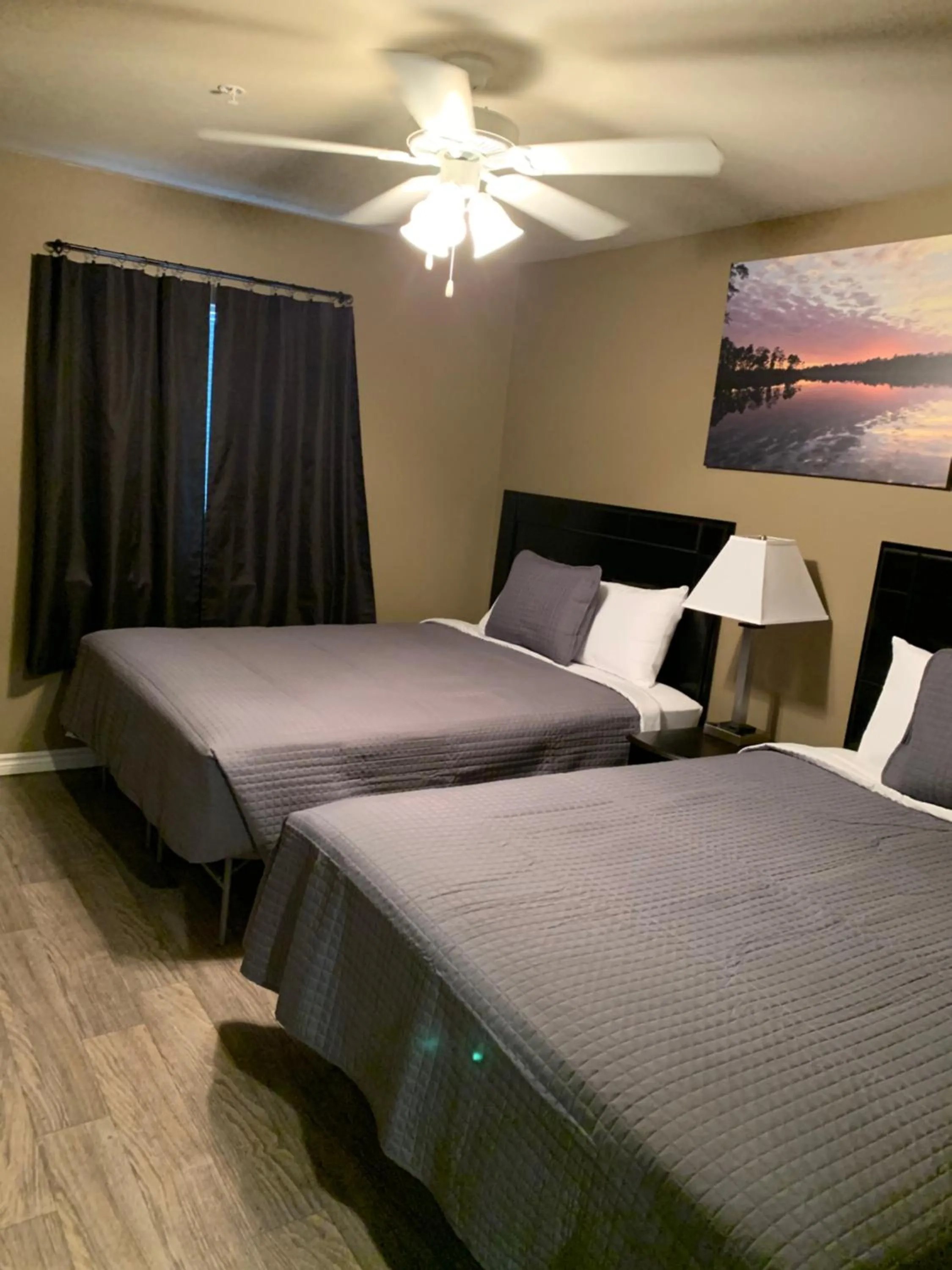 Bed in Eagle's Den Suites Andrews a Travelodge by Wyndham