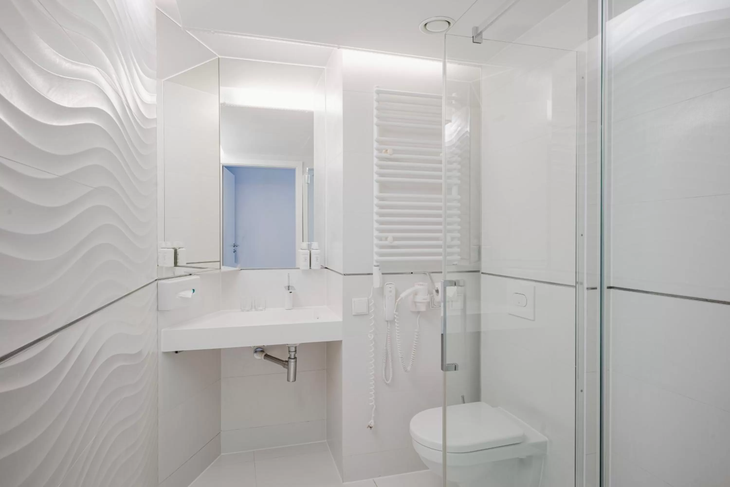 Bathroom in Ultra Marine by Zdrojowa