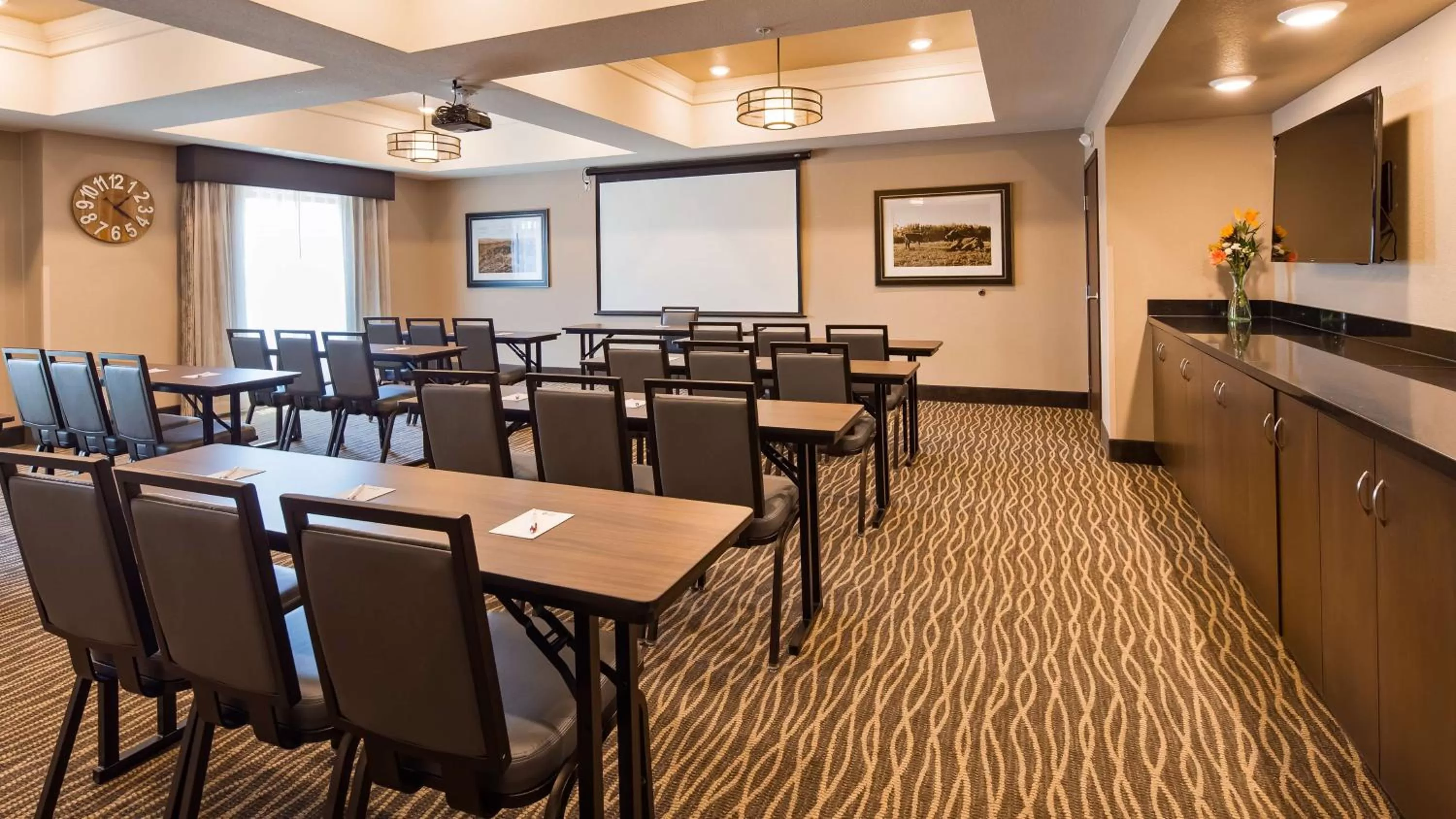 Bedroom in Best Western Plus Overland Inn