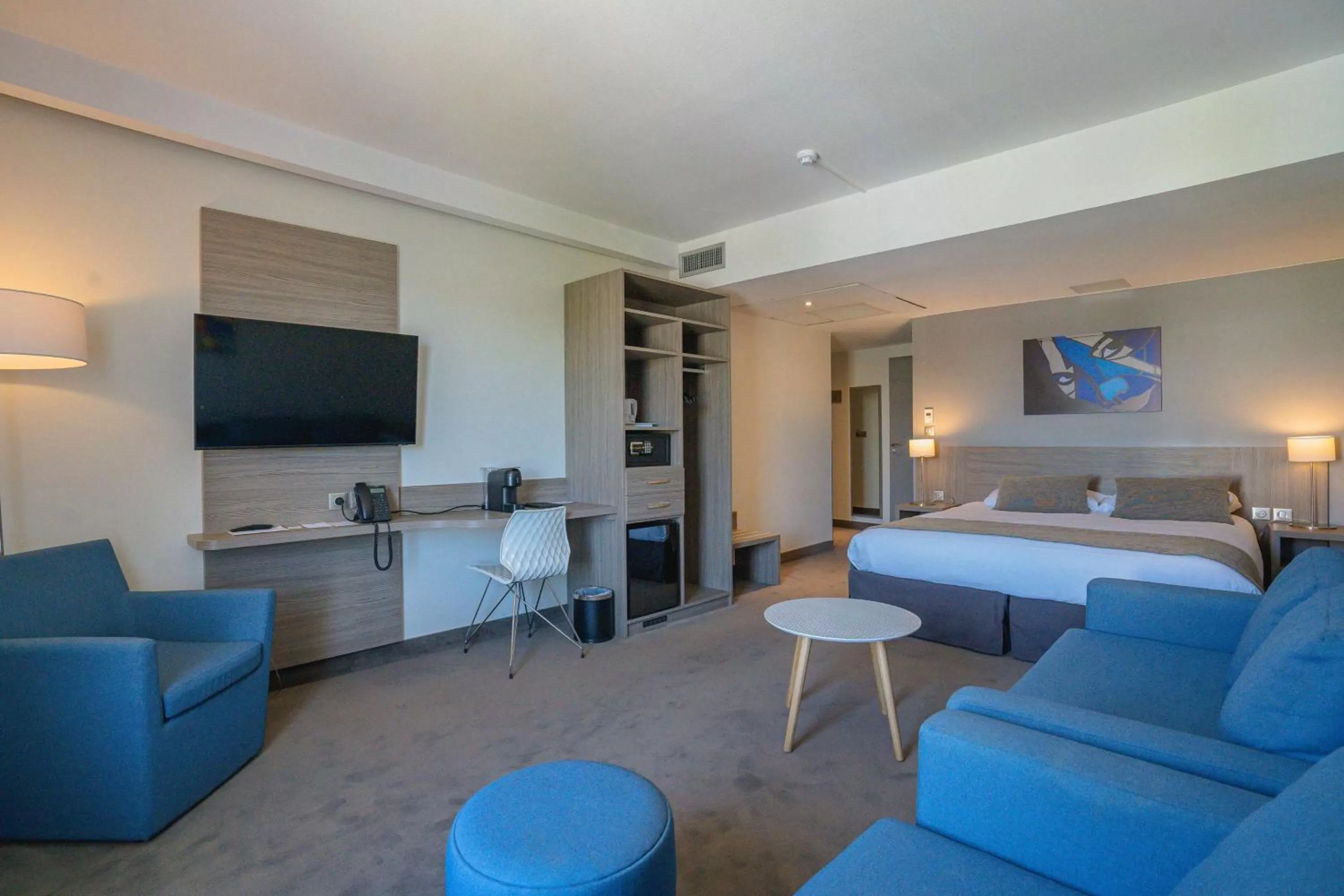 Photo of the whole room, Bed in Best Western Linko Aubagne