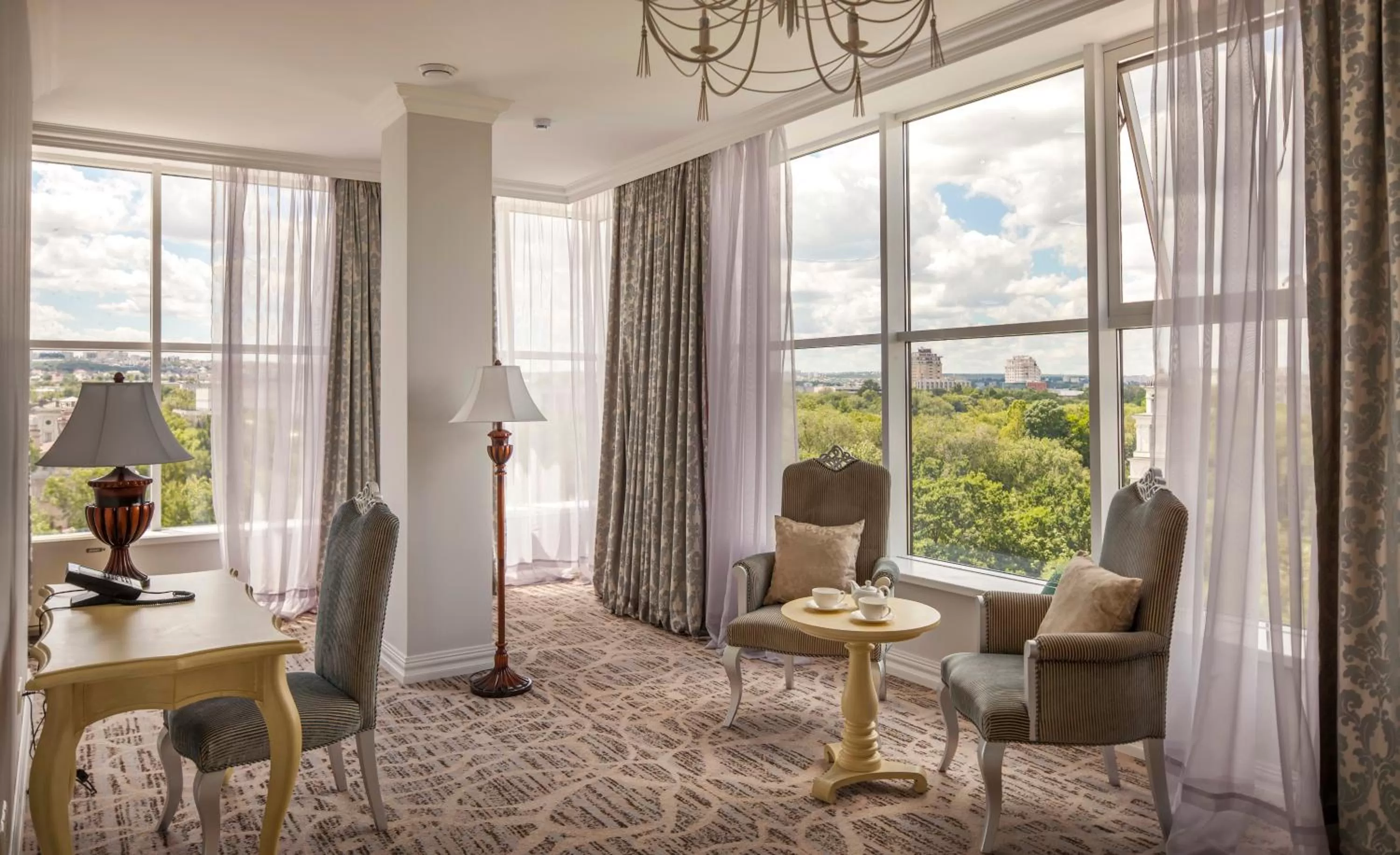 King Suite in Bristol Central Park Hotel