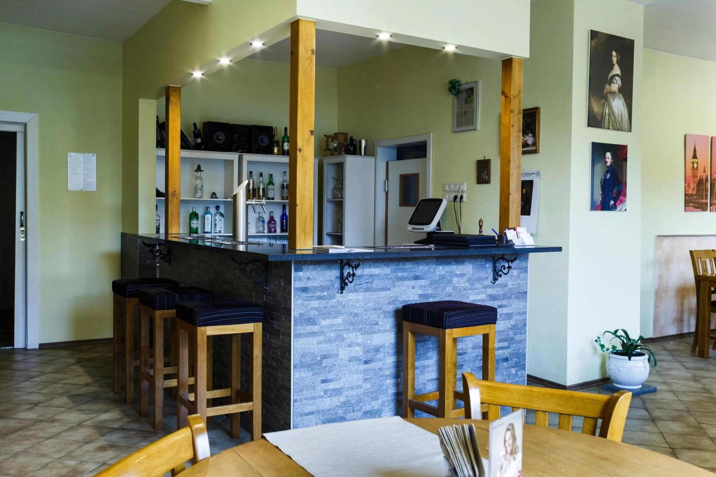 Restaurant/places to eat, Lounge/Bar in Landgasthaus Queen Victoria