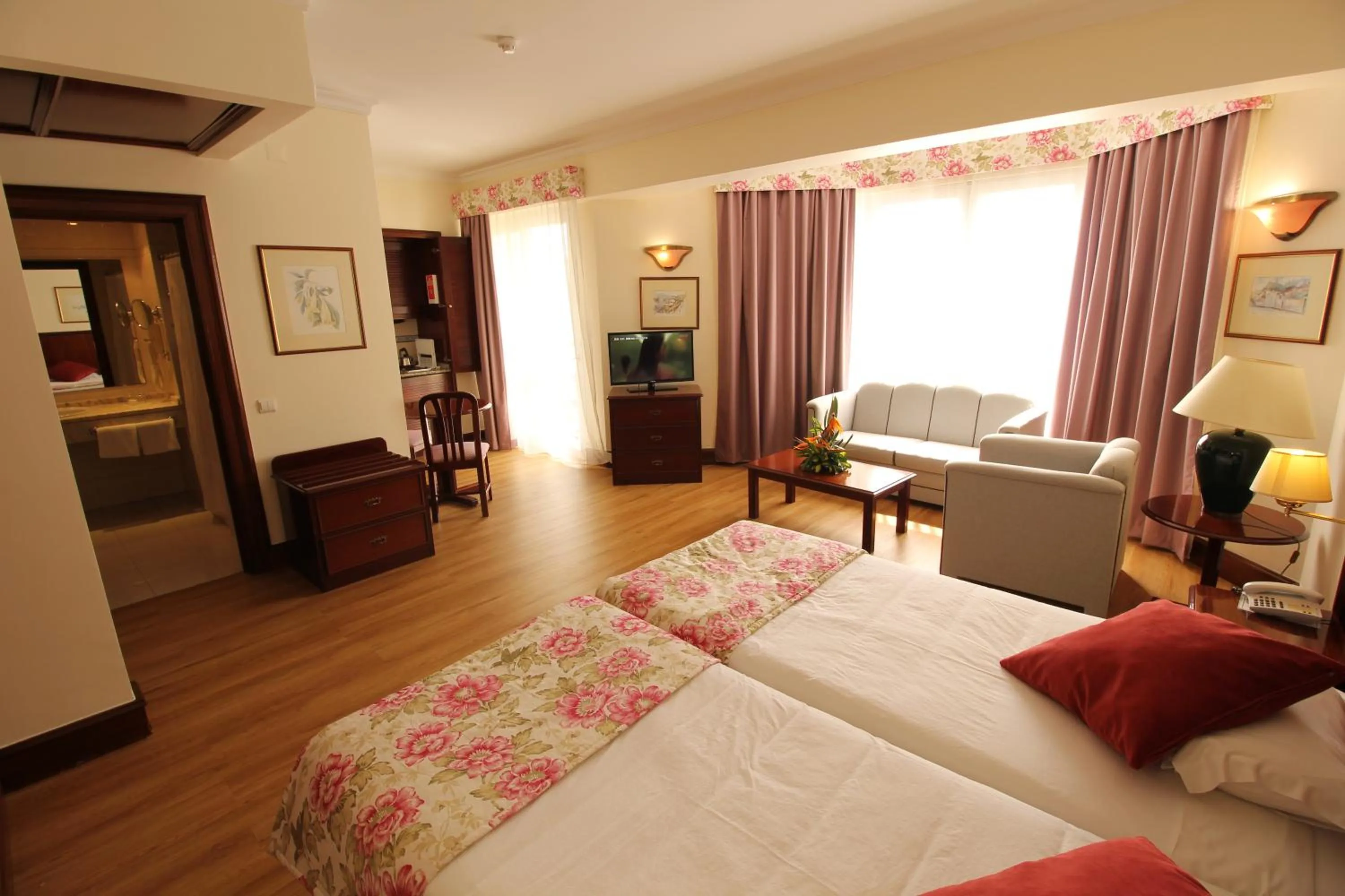 Bathroom, Bed in Suite Hotel Jardins Da Ajuda