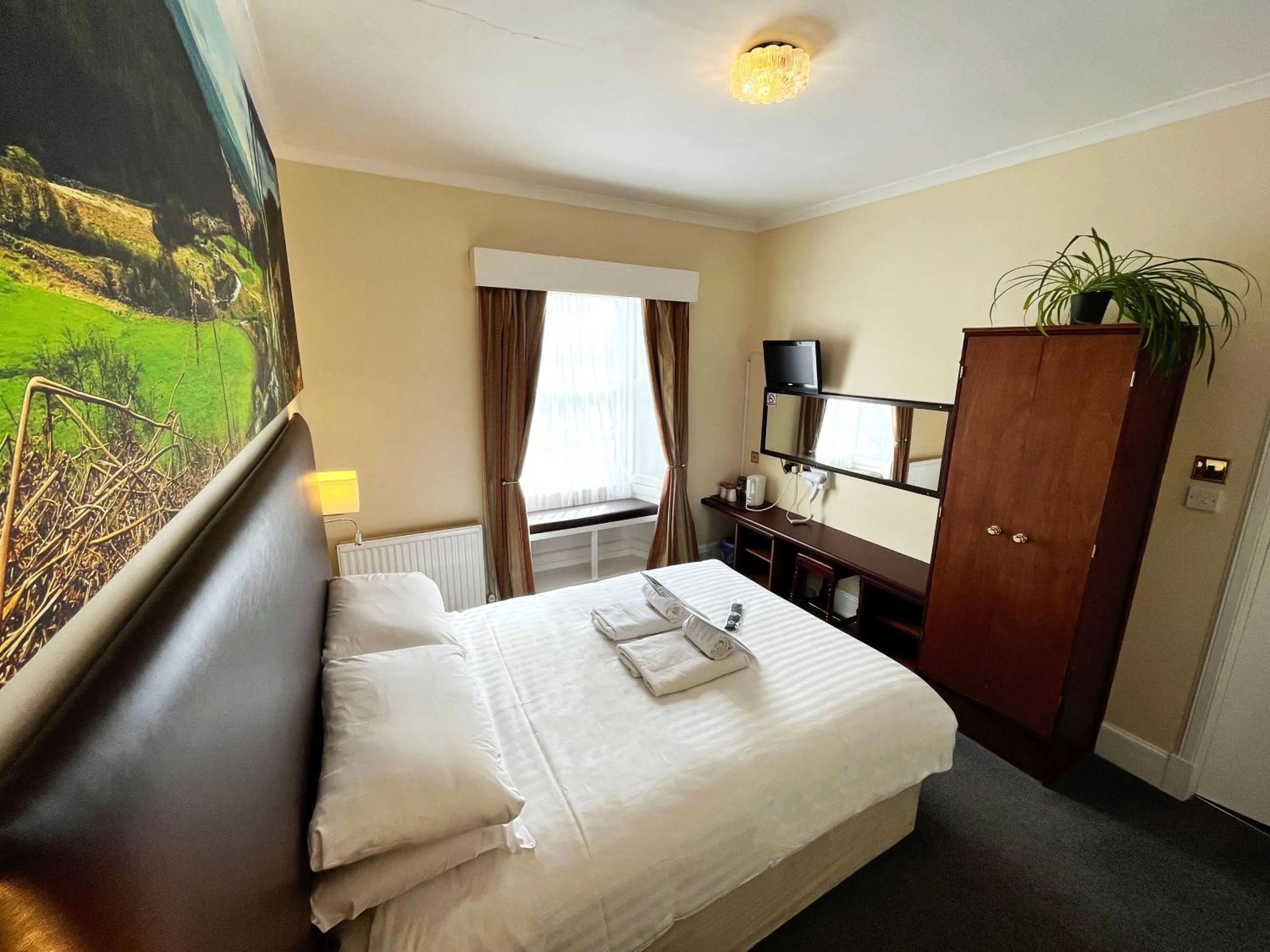 Bedroom, Bed in Buccleuch Arms Hotel