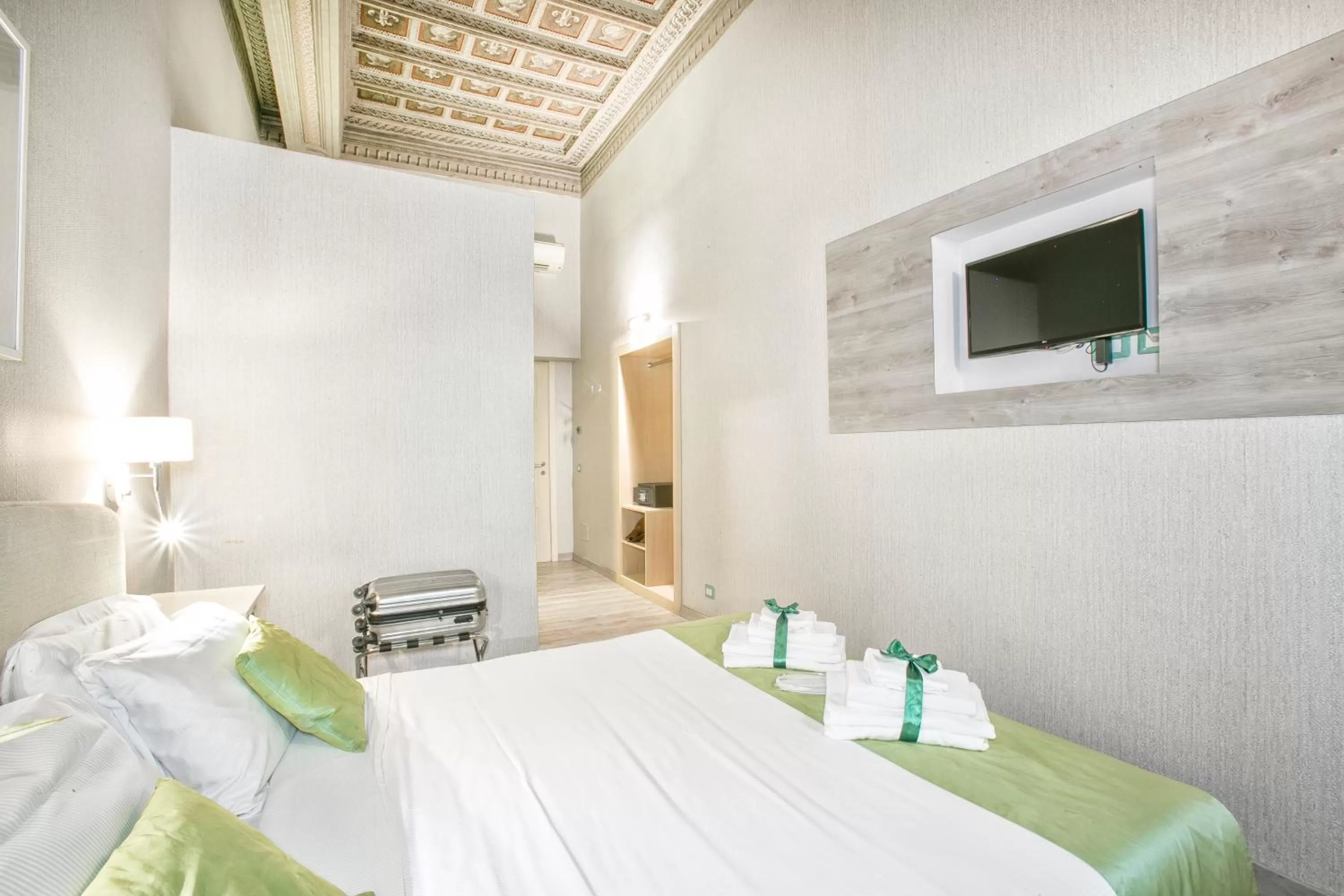 Photo of the whole room, Bed in History Suite