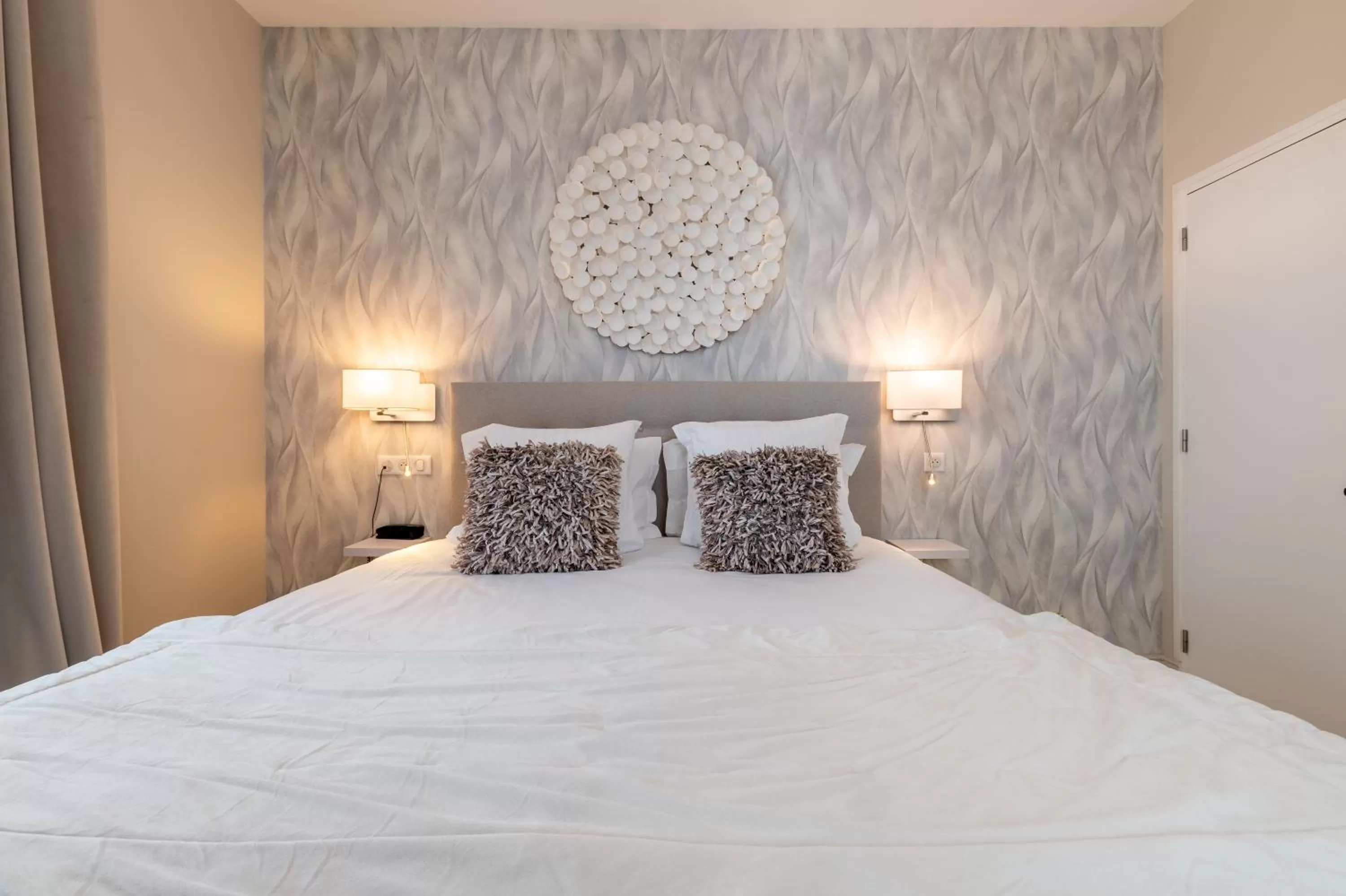 Property building, Bed in Hôtel Échappée en Baie - Parking privé gratuit dont forfaits bornes électriques réservable