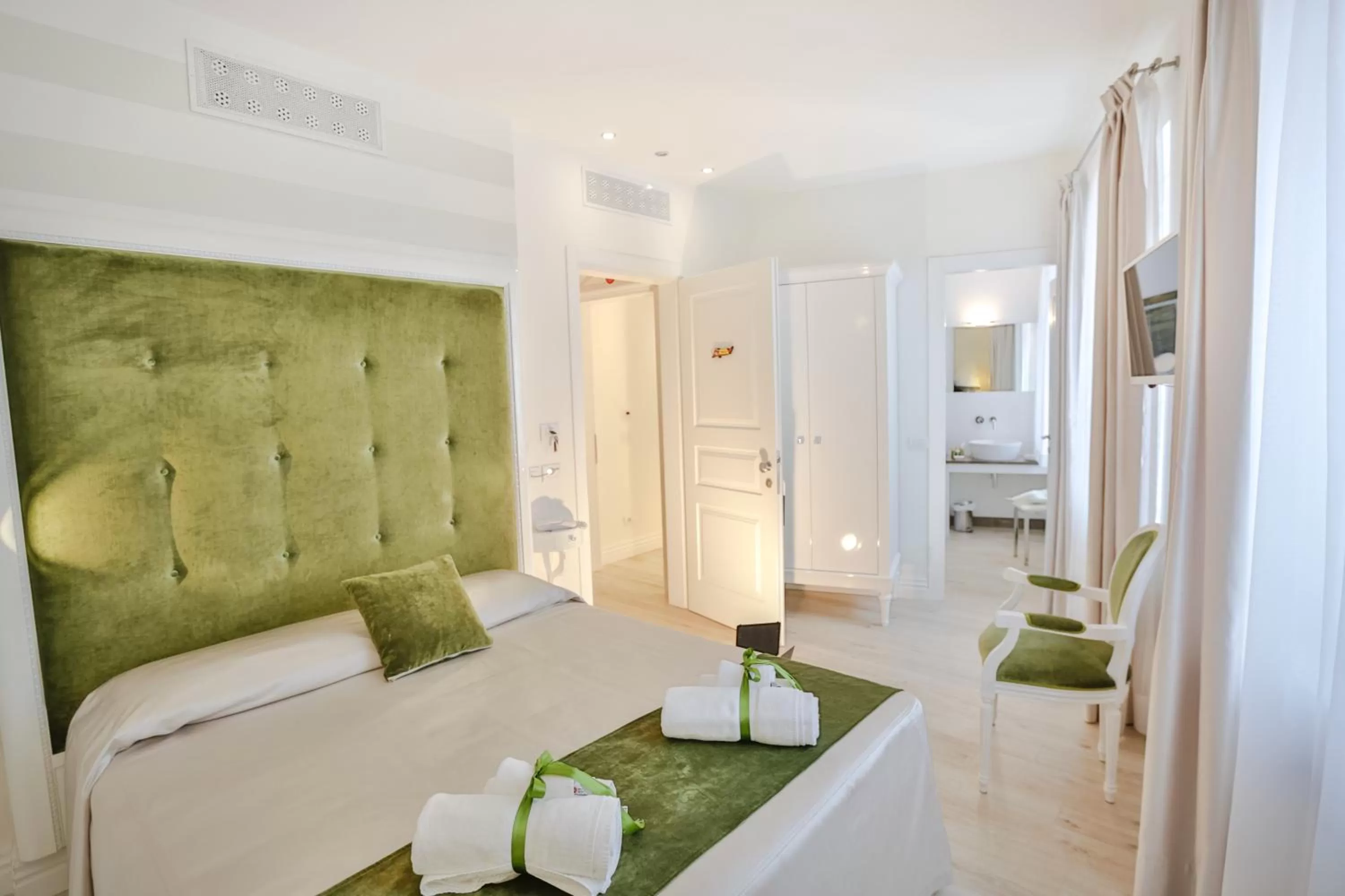 TV and multimedia, Bed in VILLA LIBERTY Boutique Hotel - Borgo Capitano Collection