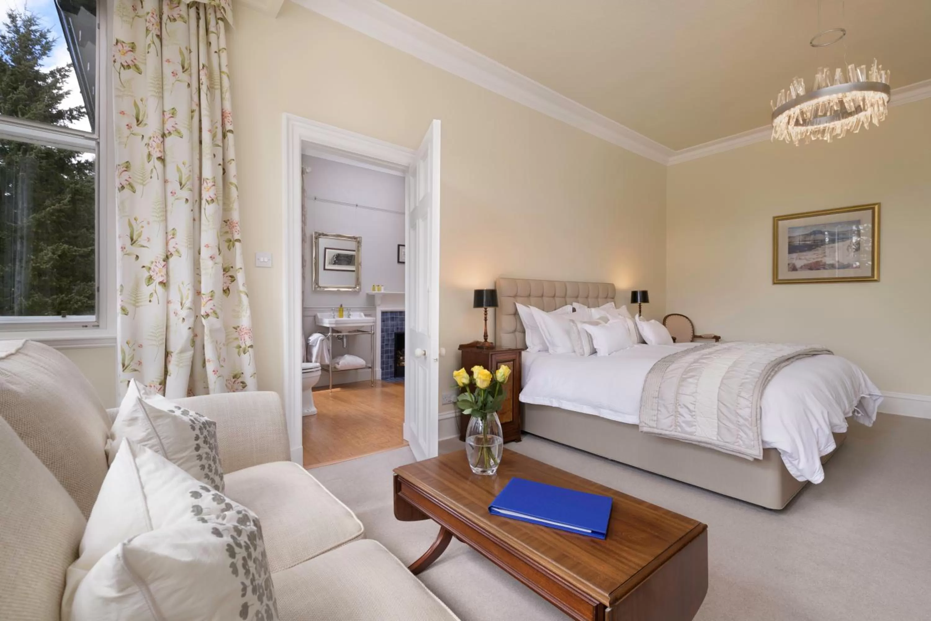 Photo of the whole room, Bed in Lys-Na-Greyne Country House