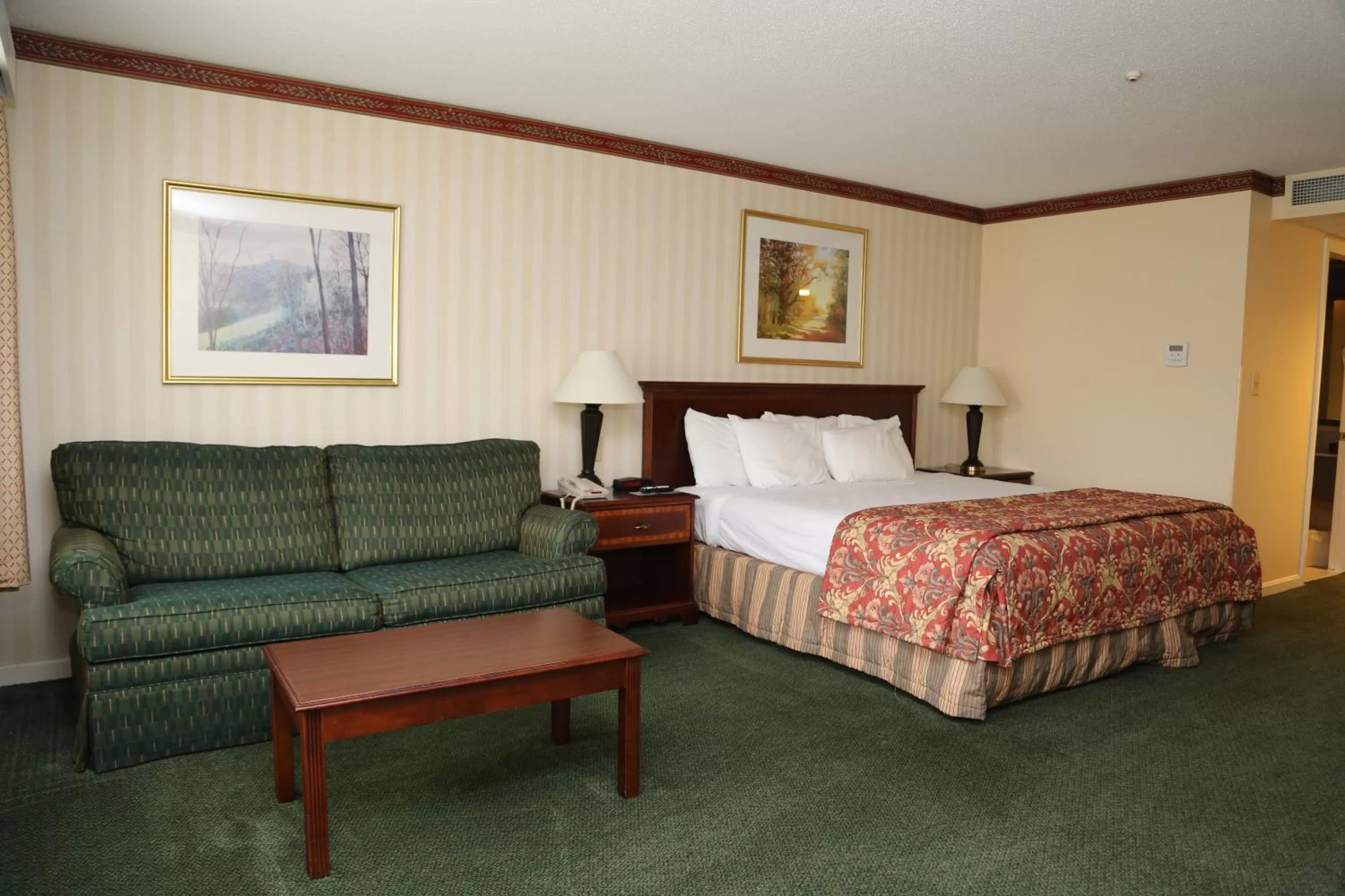 Seating area, Bed in Fairbanks Inn