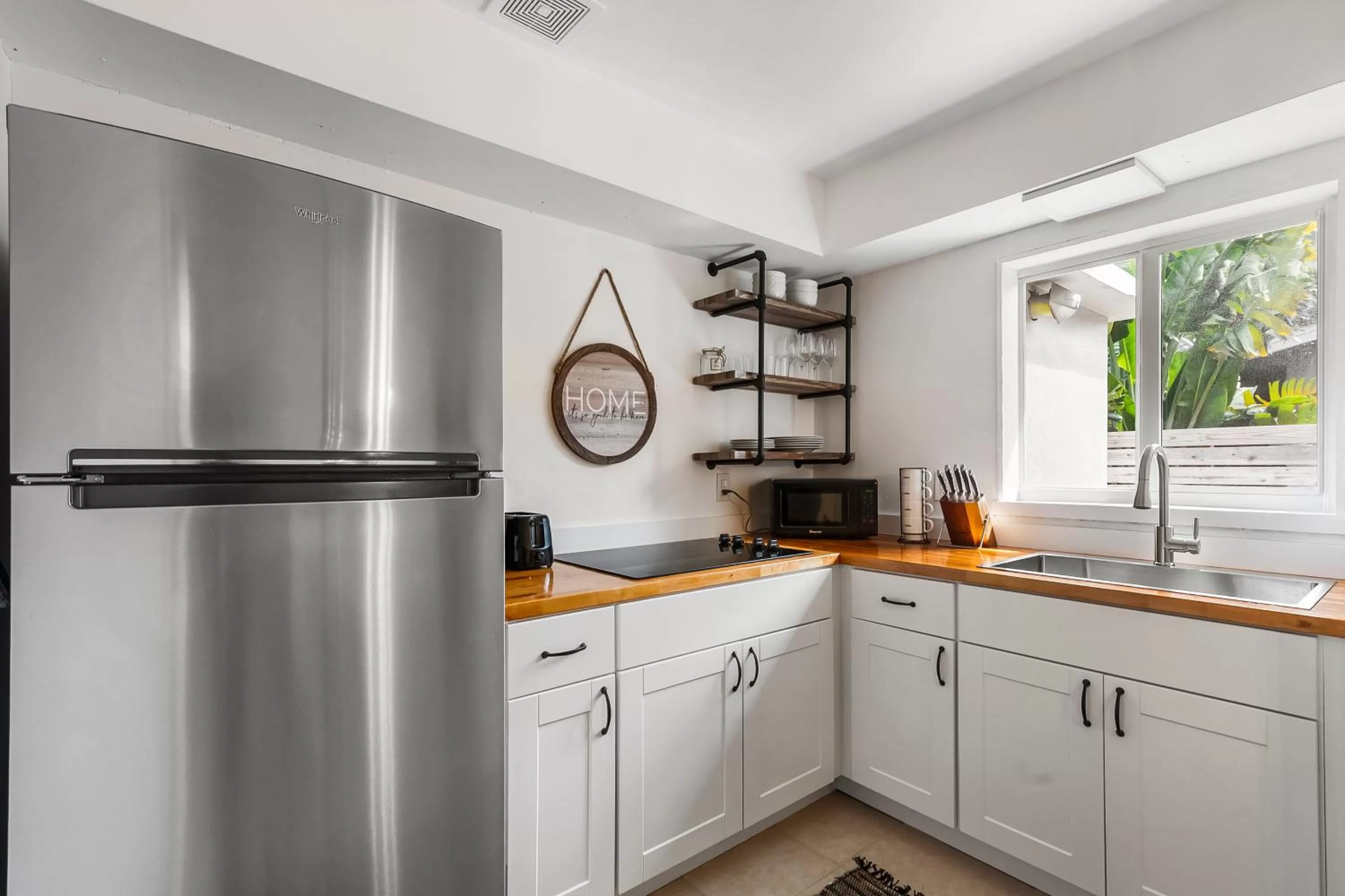 Kitchen or kitchenette in Alani Bay Premium Condos