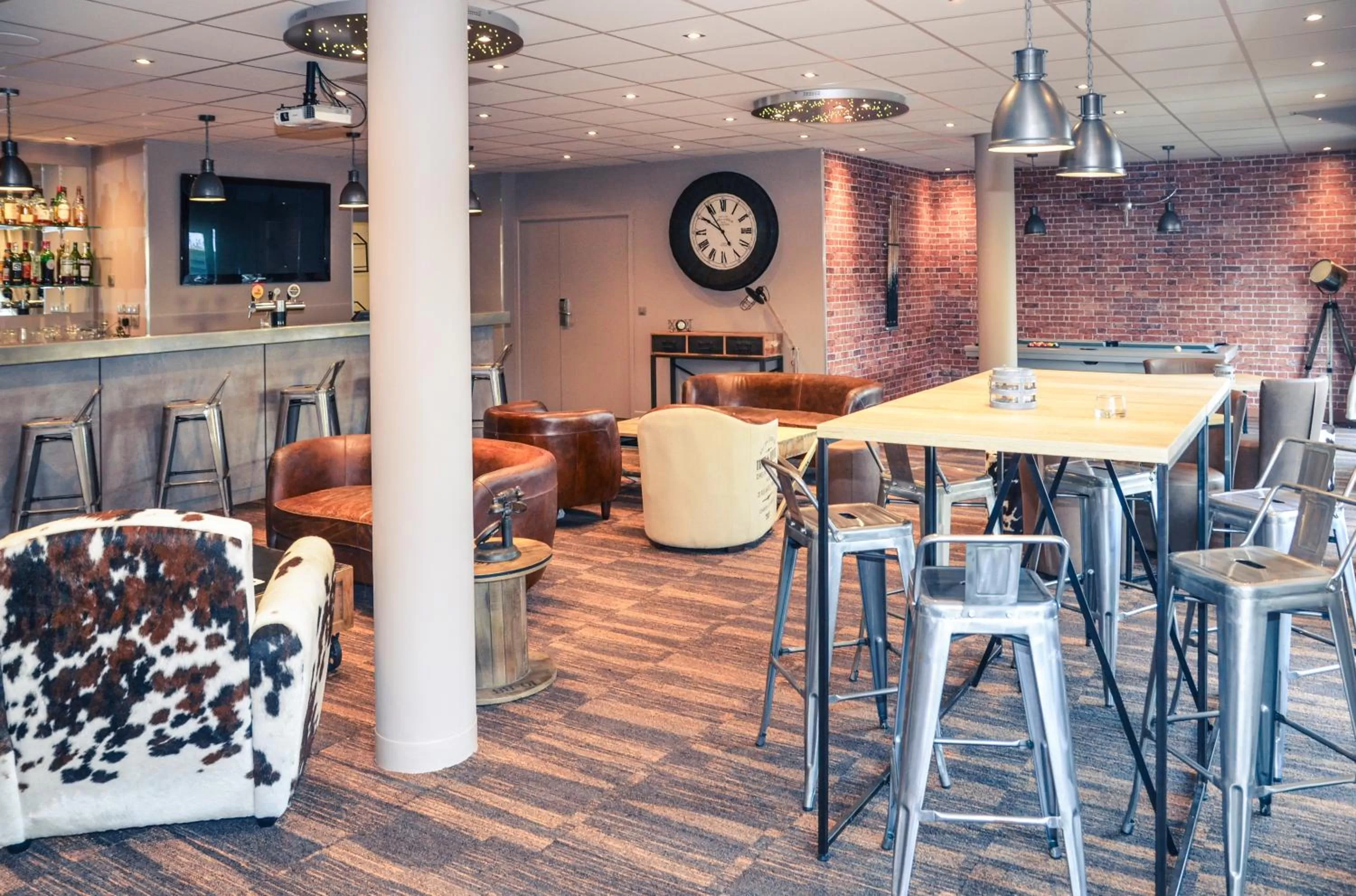 Lounge or bar in Mercure Lyon Est Chaponnay