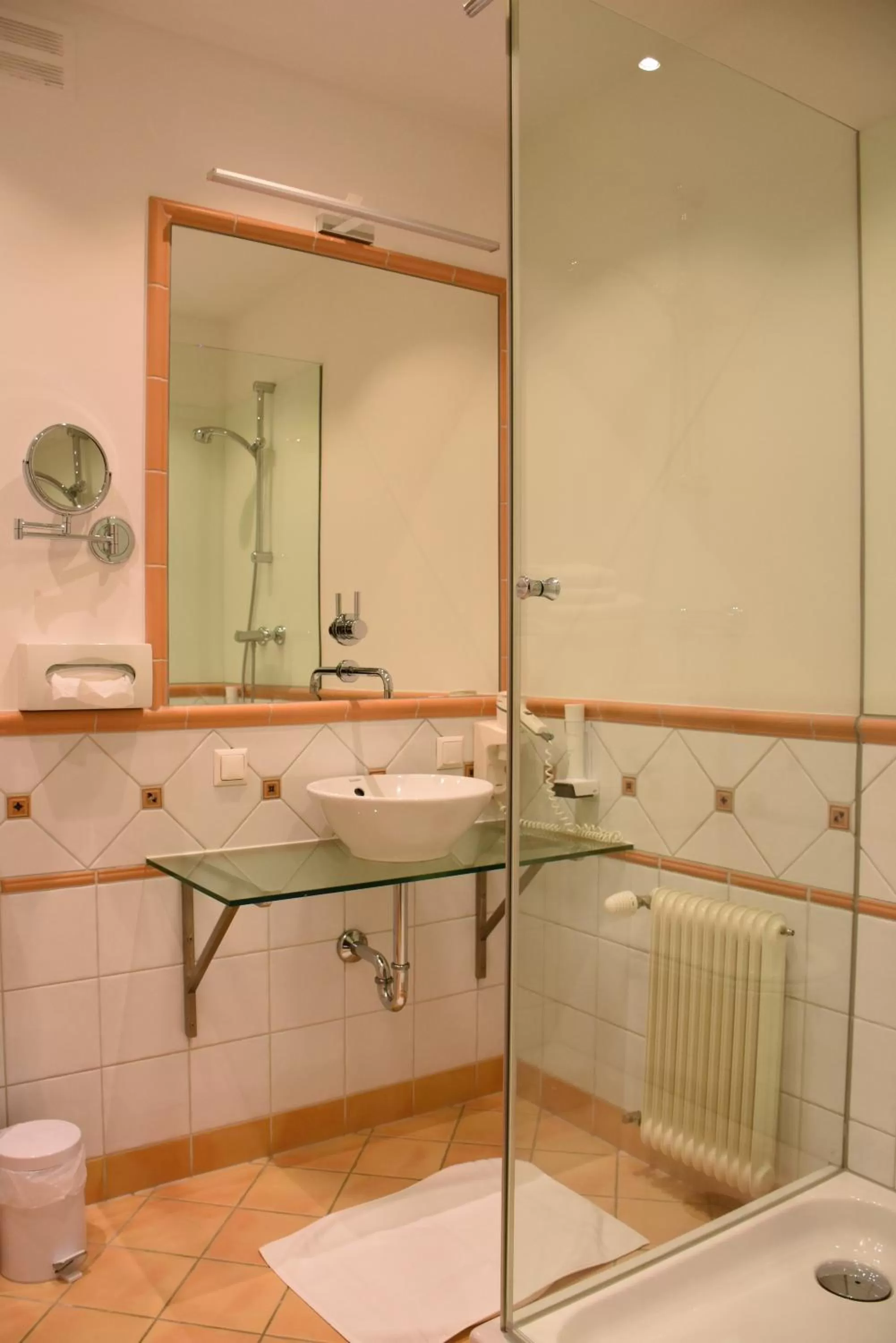 Shower in Schüdlbauer´s Hotel-Restaurant-Bar