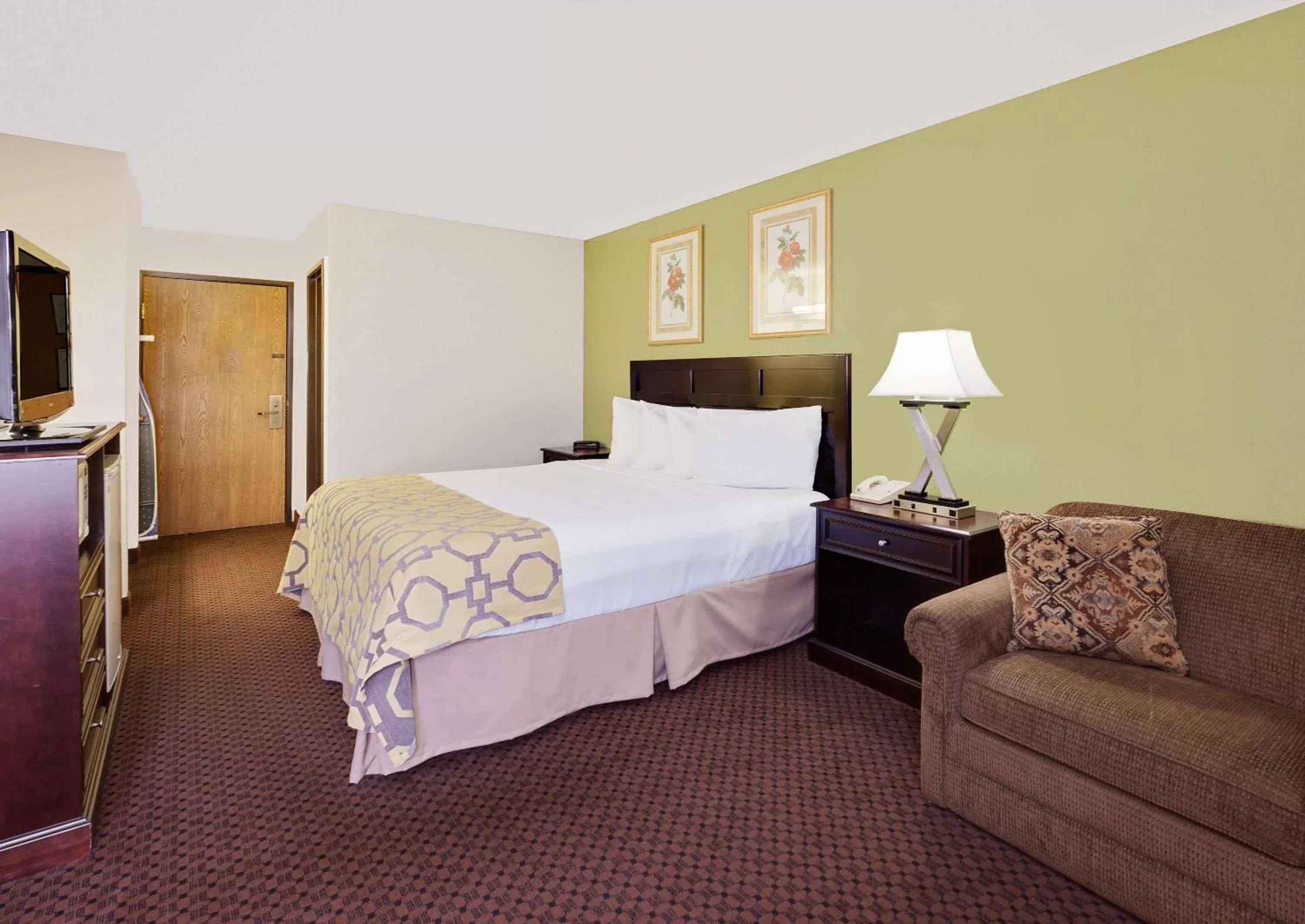Photo of the whole room, Bed in Baymont by Wyndham Battle Creek Downtown