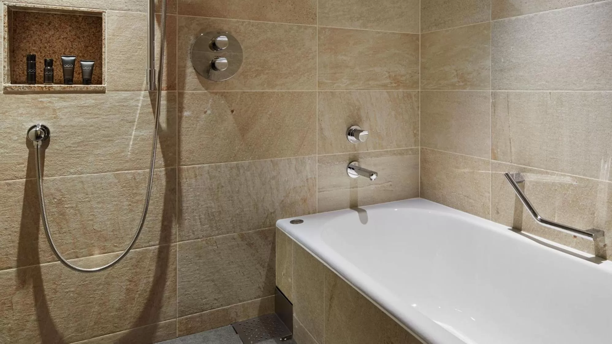 Shower in The Thousand Kyoto