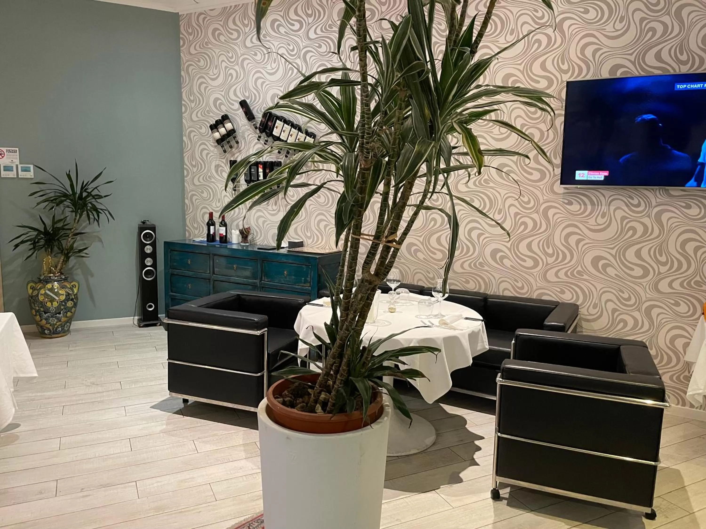 Restaurant/places to eat in Blue Shades Hotel